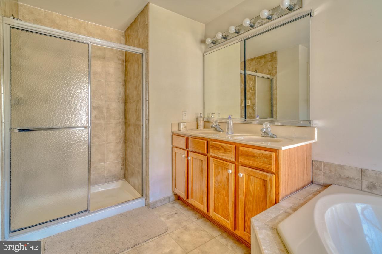 ISLAND GREEN ESTATES - Residential