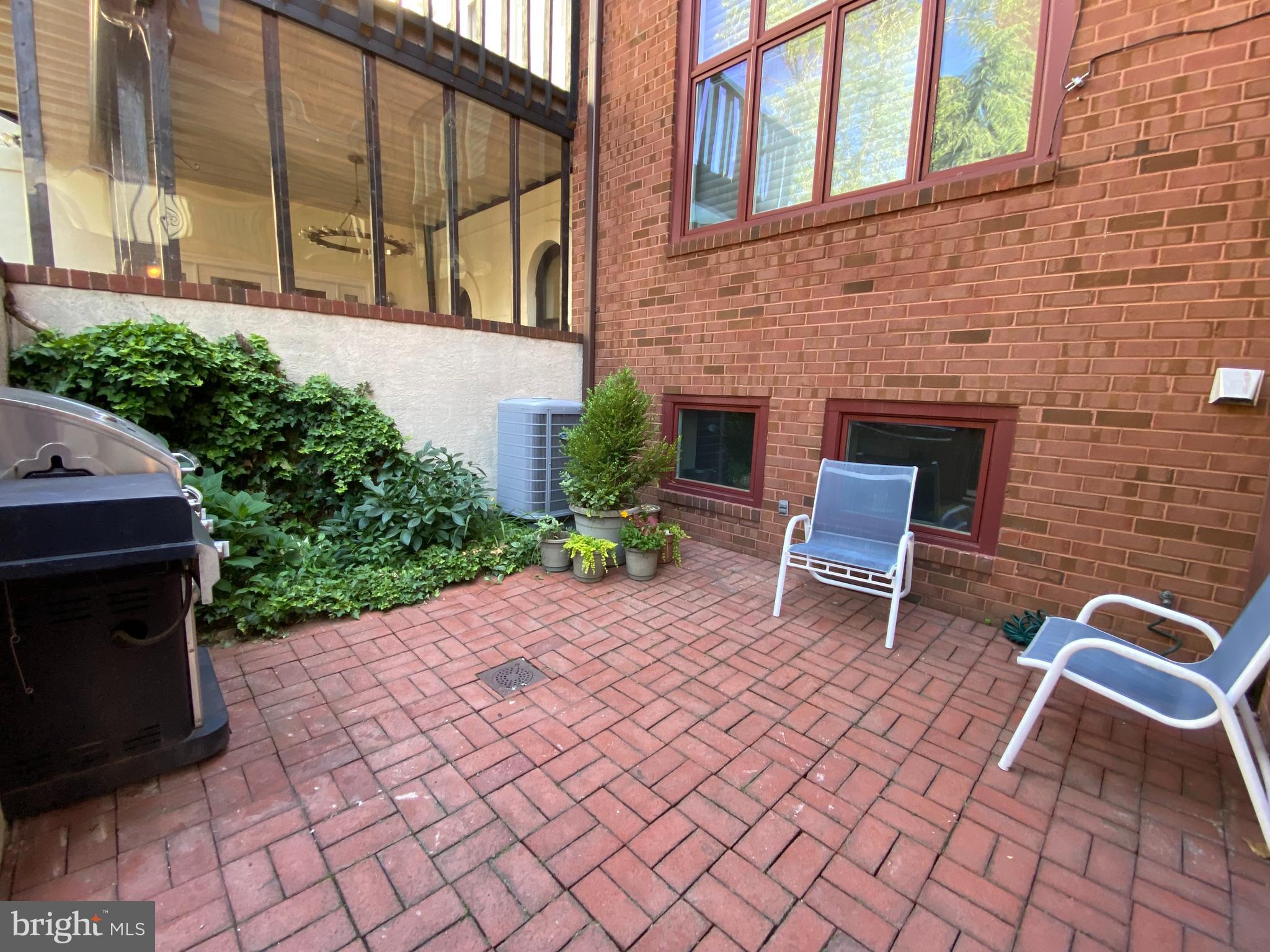 QUEEN VILLAGE - Residential Lease