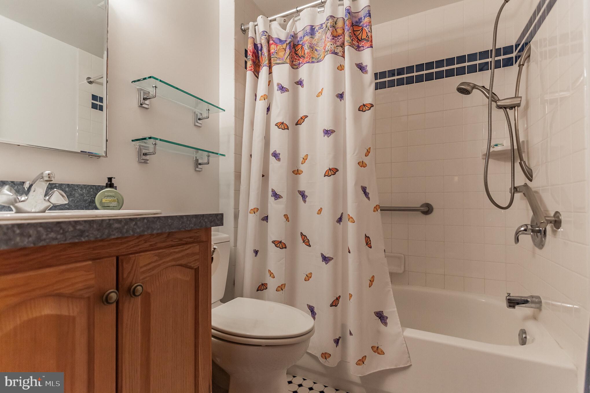 QUEEN VILLAGE - Residential Lease