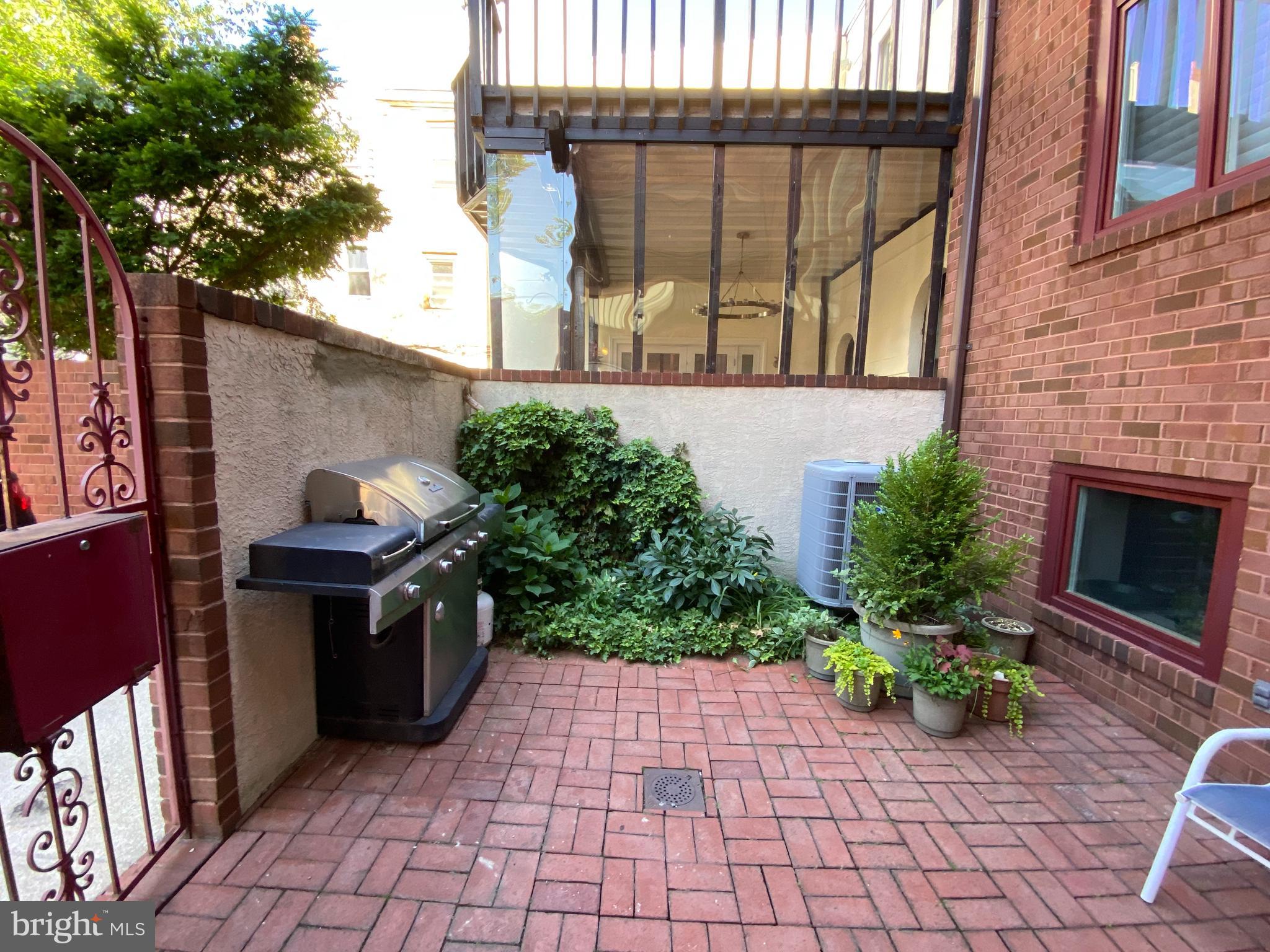 QUEEN VILLAGE - Residential Lease