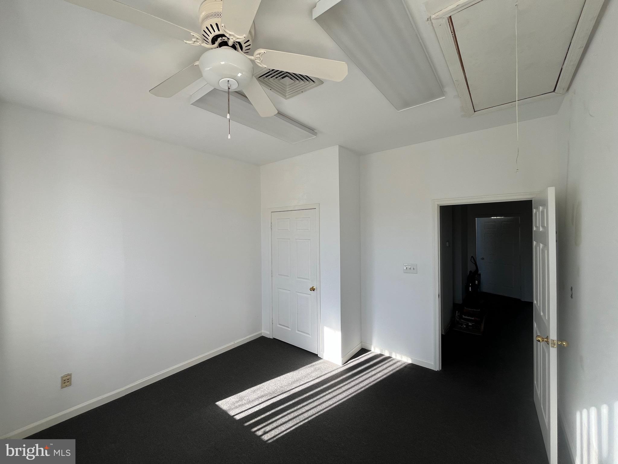 SMOKETOWN CROSSING OFFIC - Commercial Lease