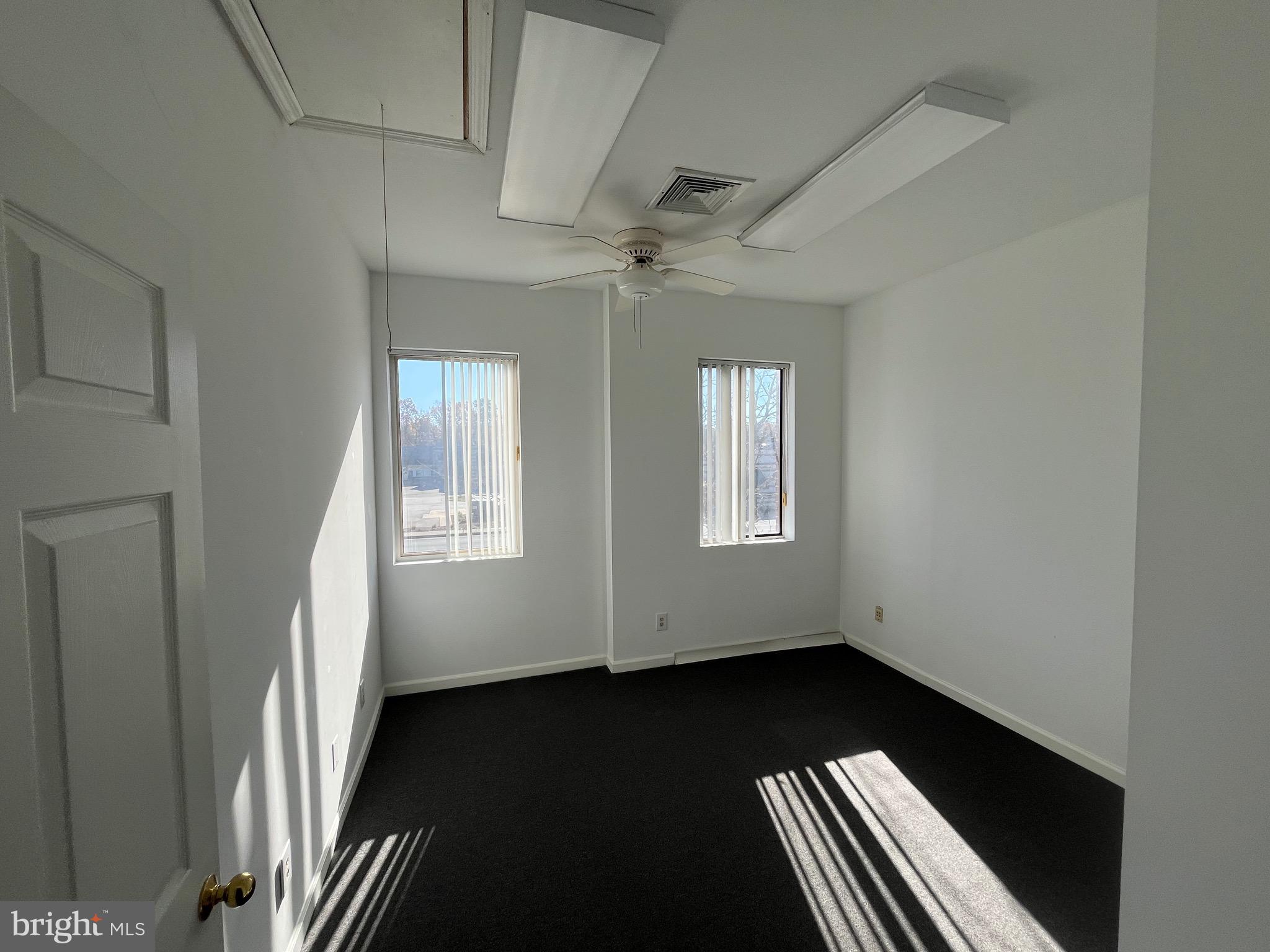 SMOKETOWN CROSSING OFFIC - Commercial Lease