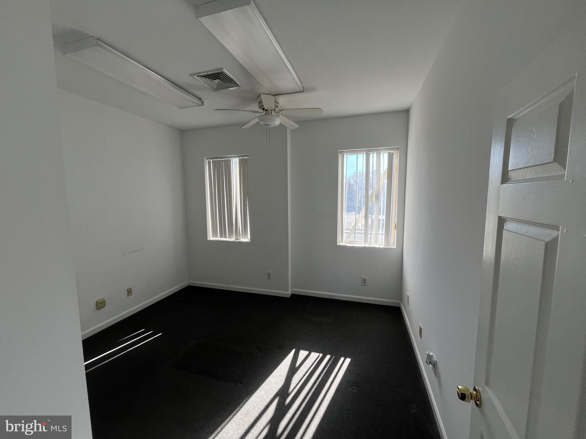 SMOKETOWN CROSSING OFFIC - Commercial Lease