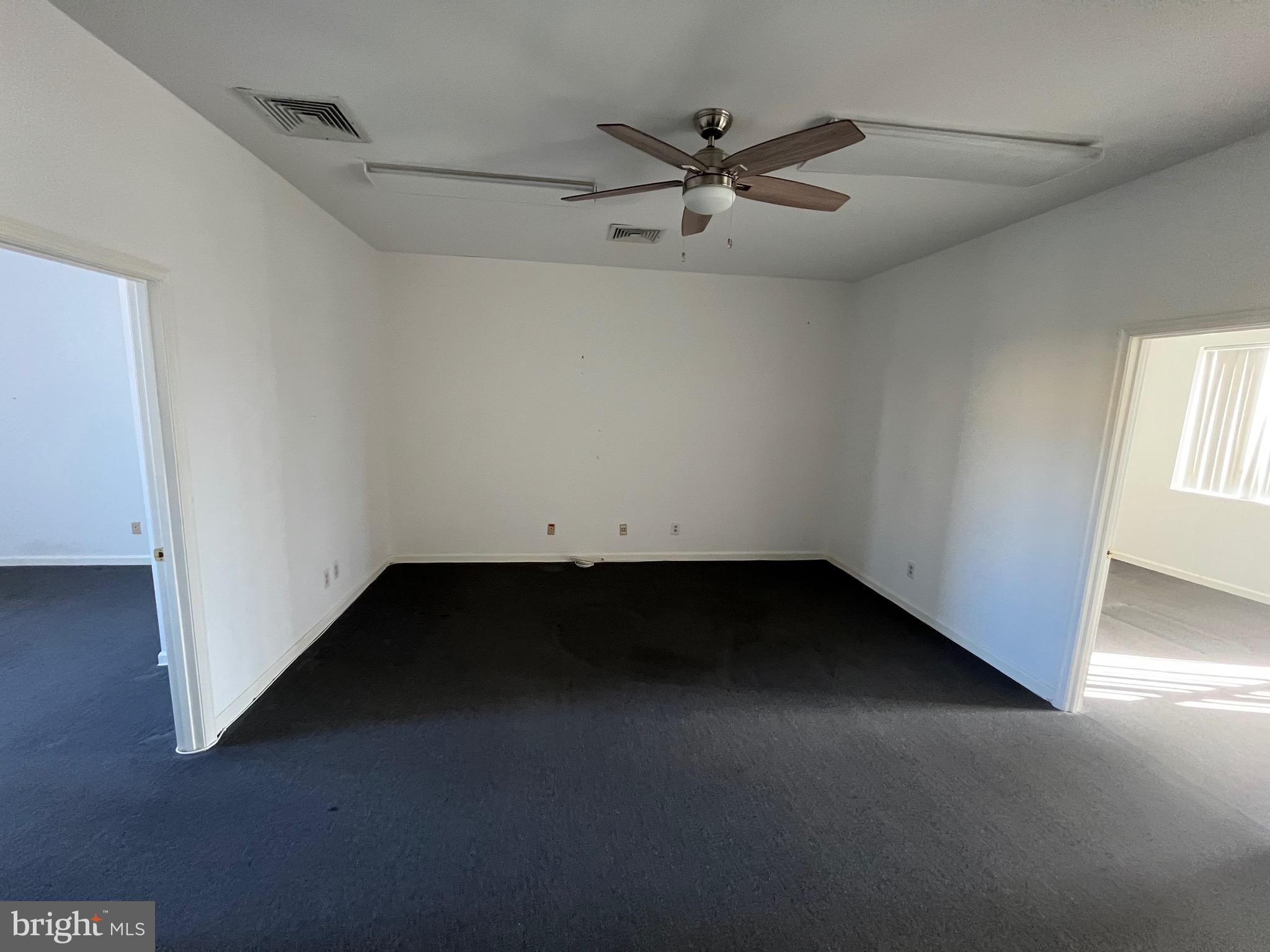 SMOKETOWN CROSSING OFFIC - Commercial Lease