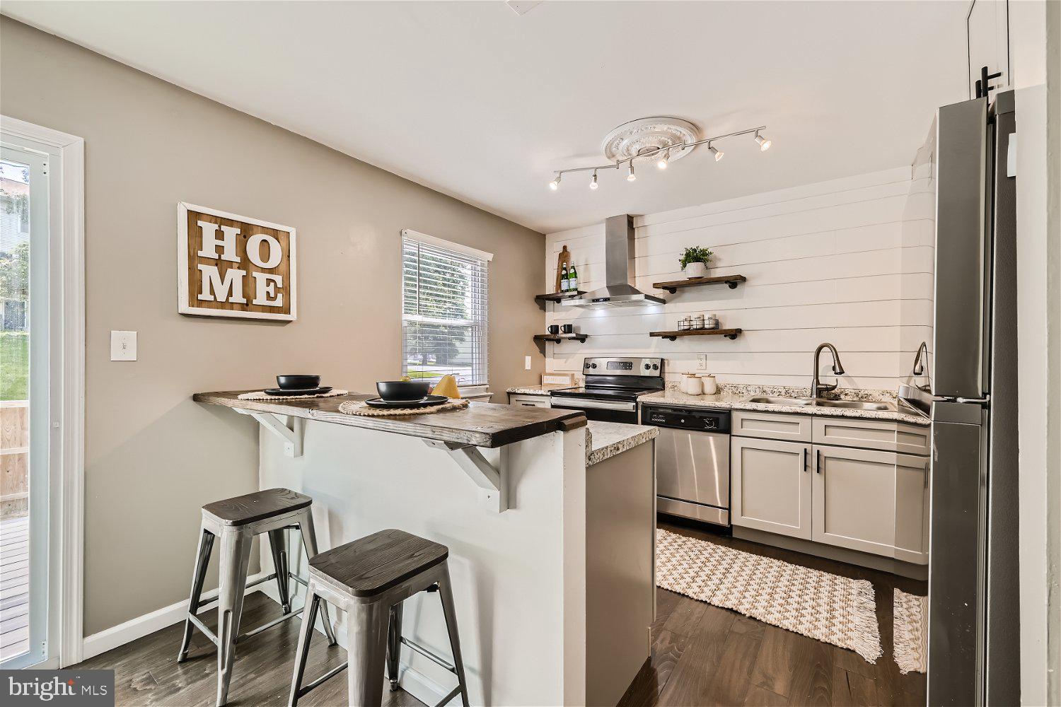 WOODSDALE MANOR - Residential