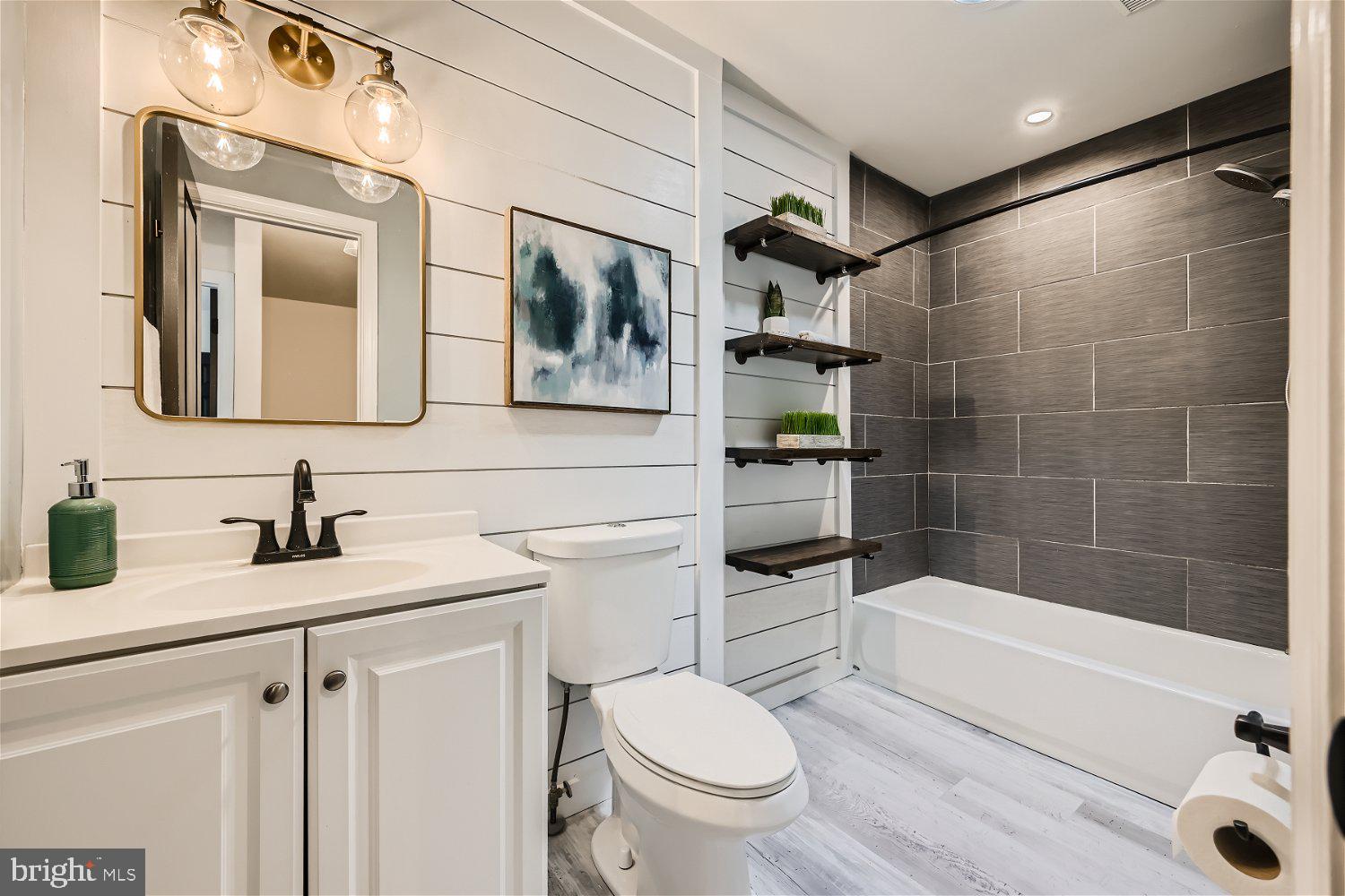 WOODSDALE MANOR - Residential