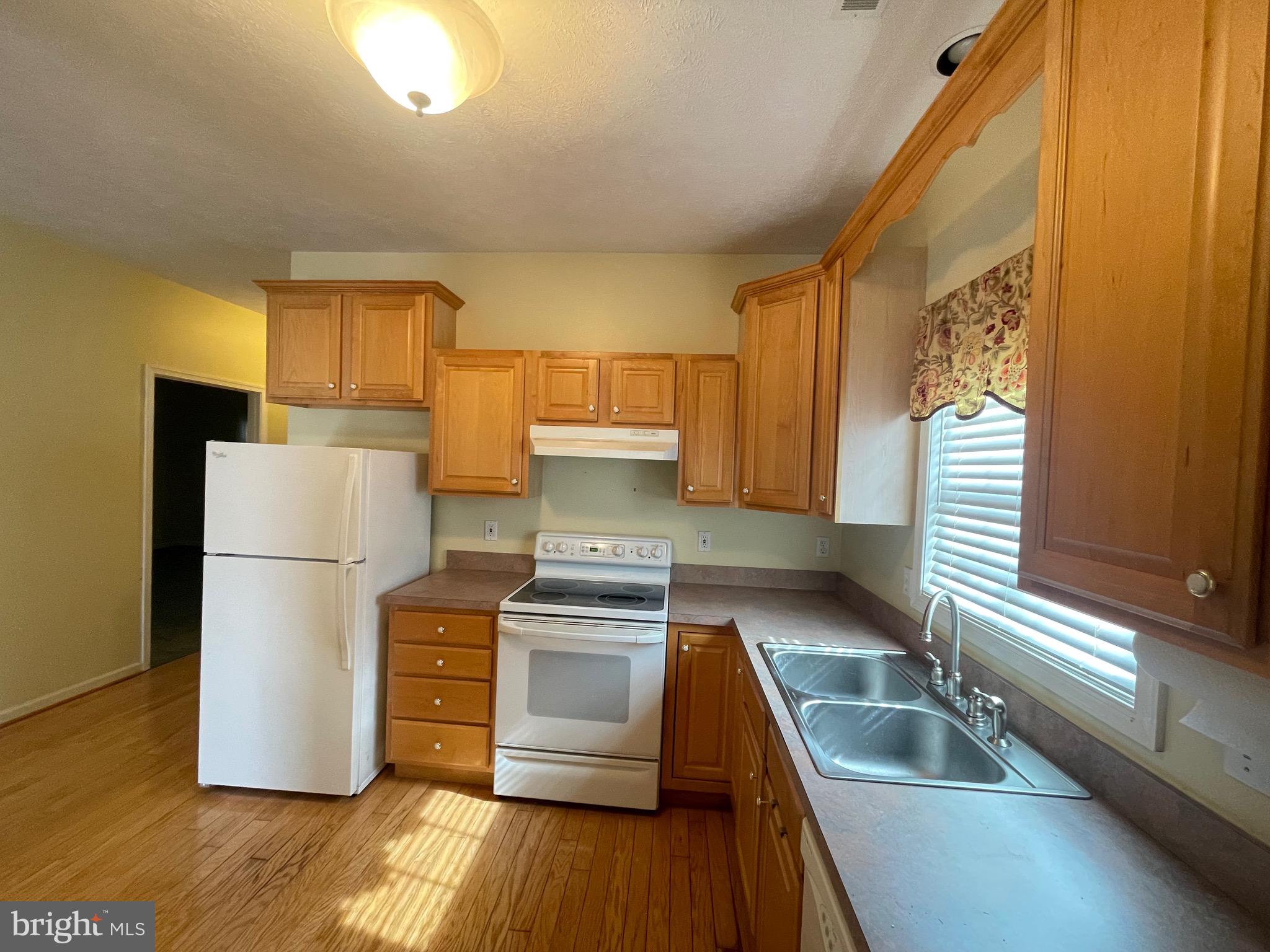 SUMMERLAND MANOR - Residential