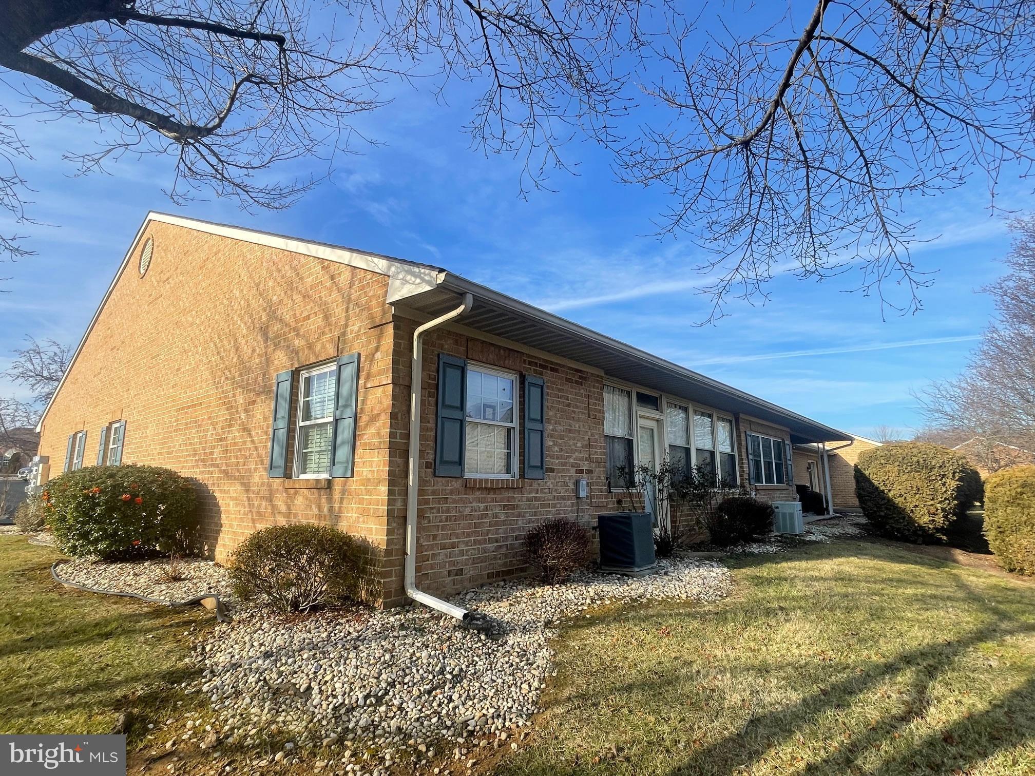 SUMMERLAND MANOR - Residential