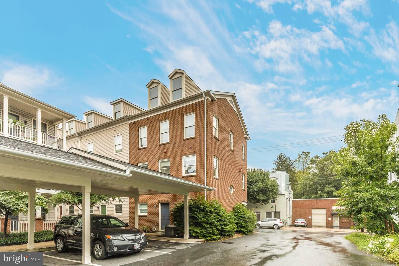 MARKET SQUARE - Residential Lease