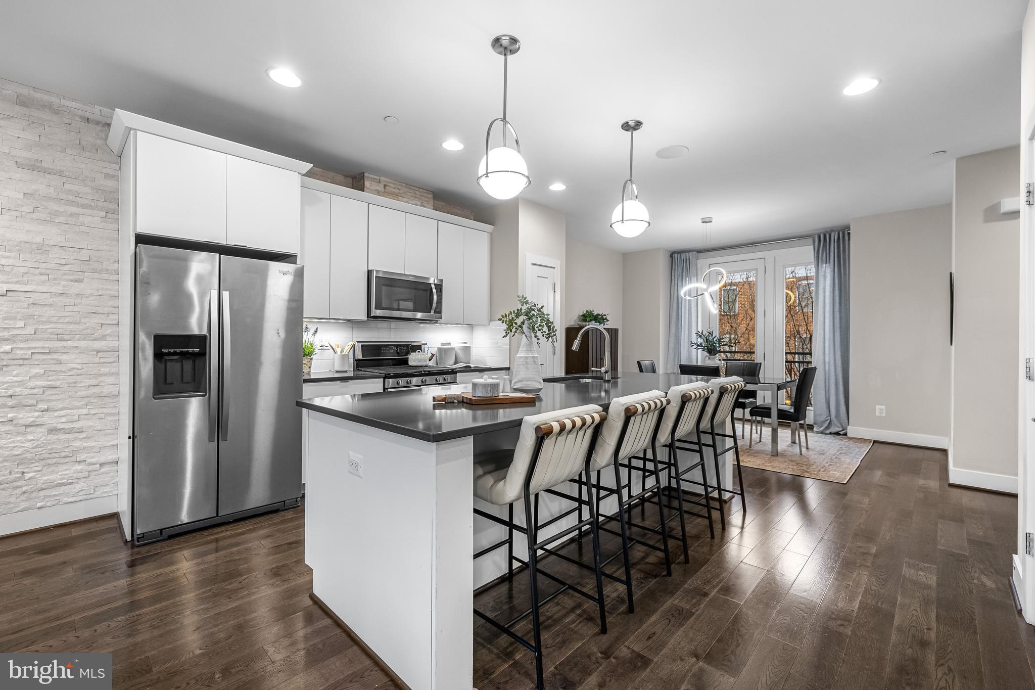 LOCUST POINT - Residential