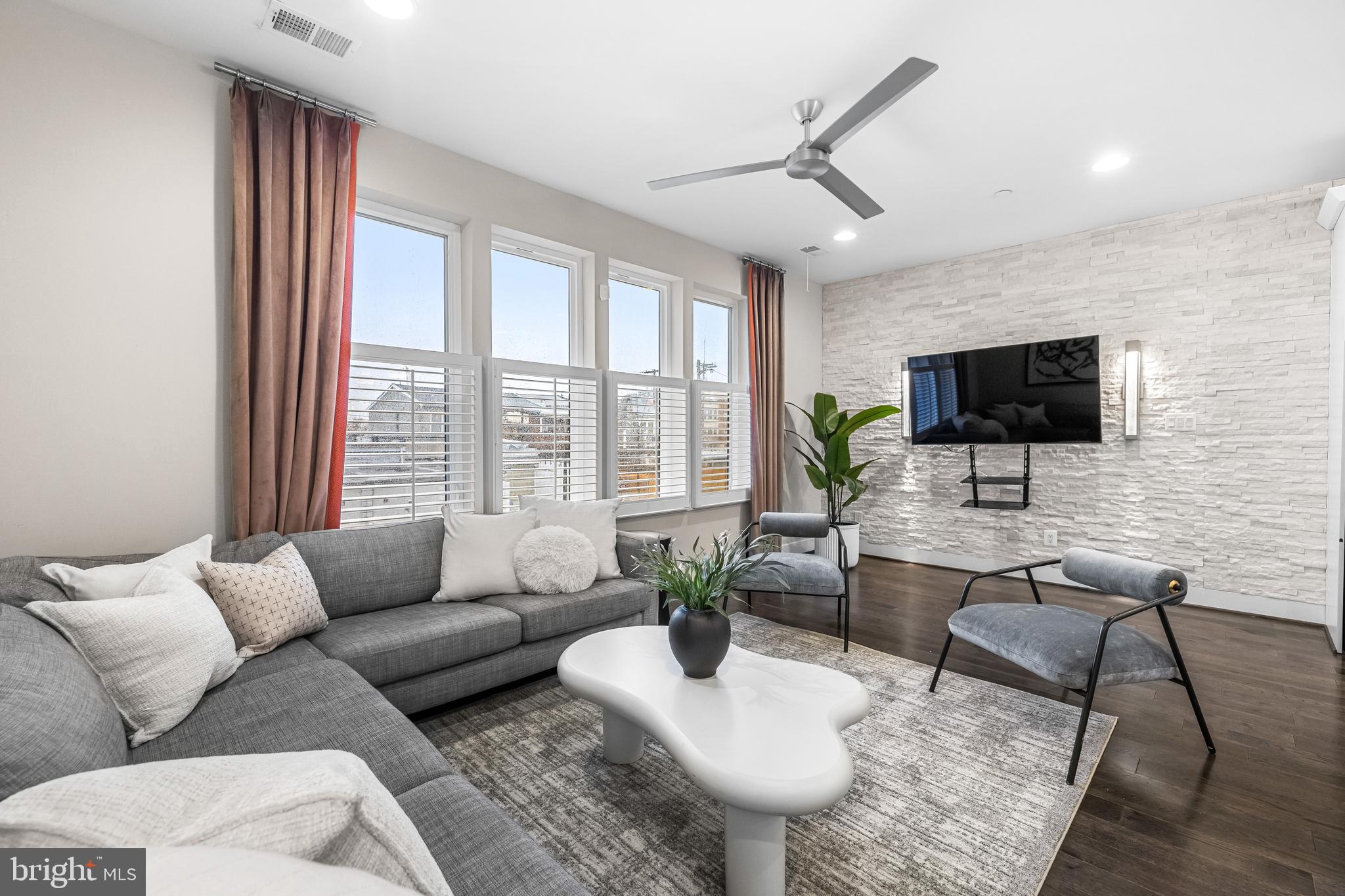 LOCUST POINT - Residential