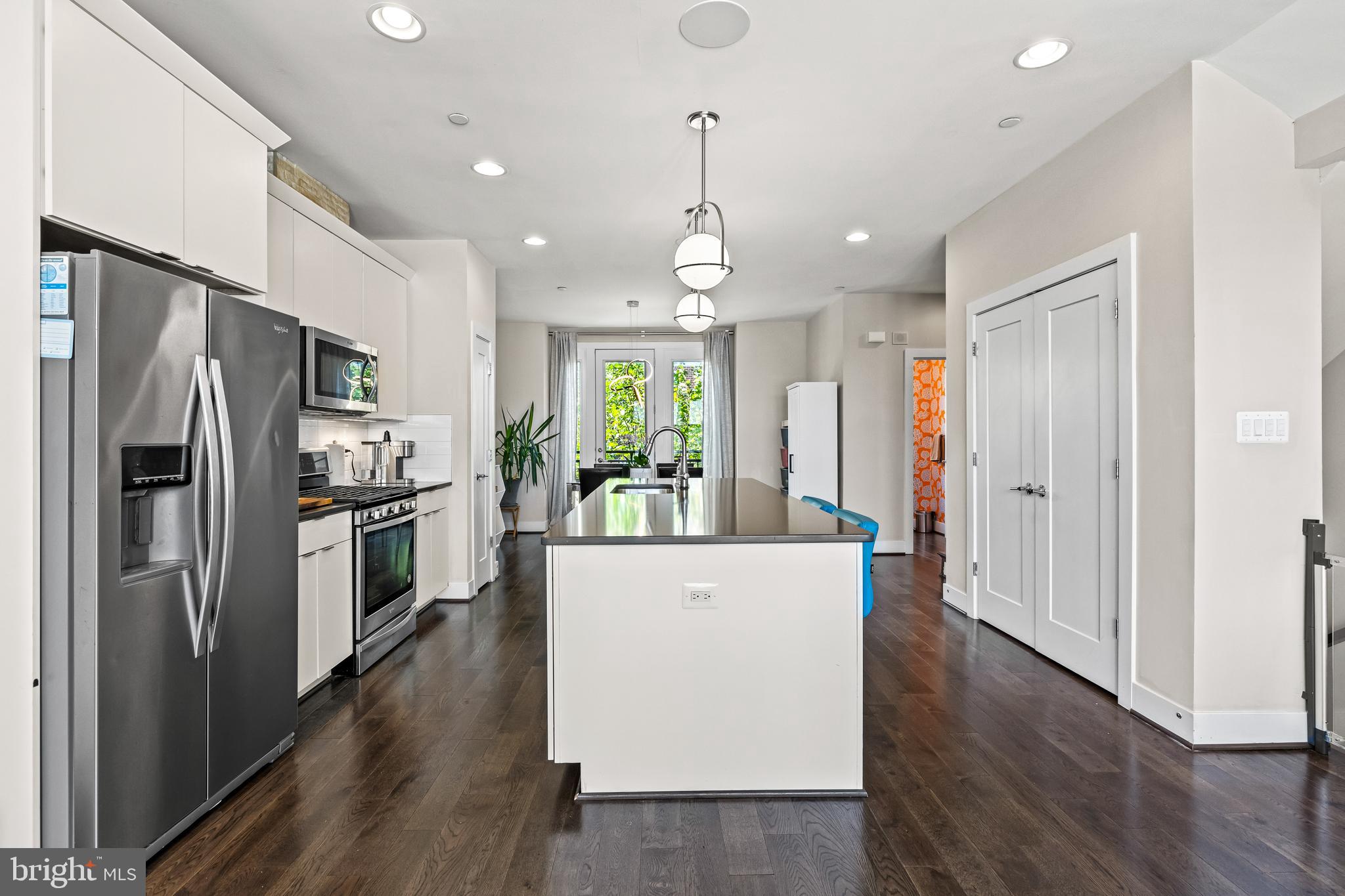 LOCUST POINT - Residential