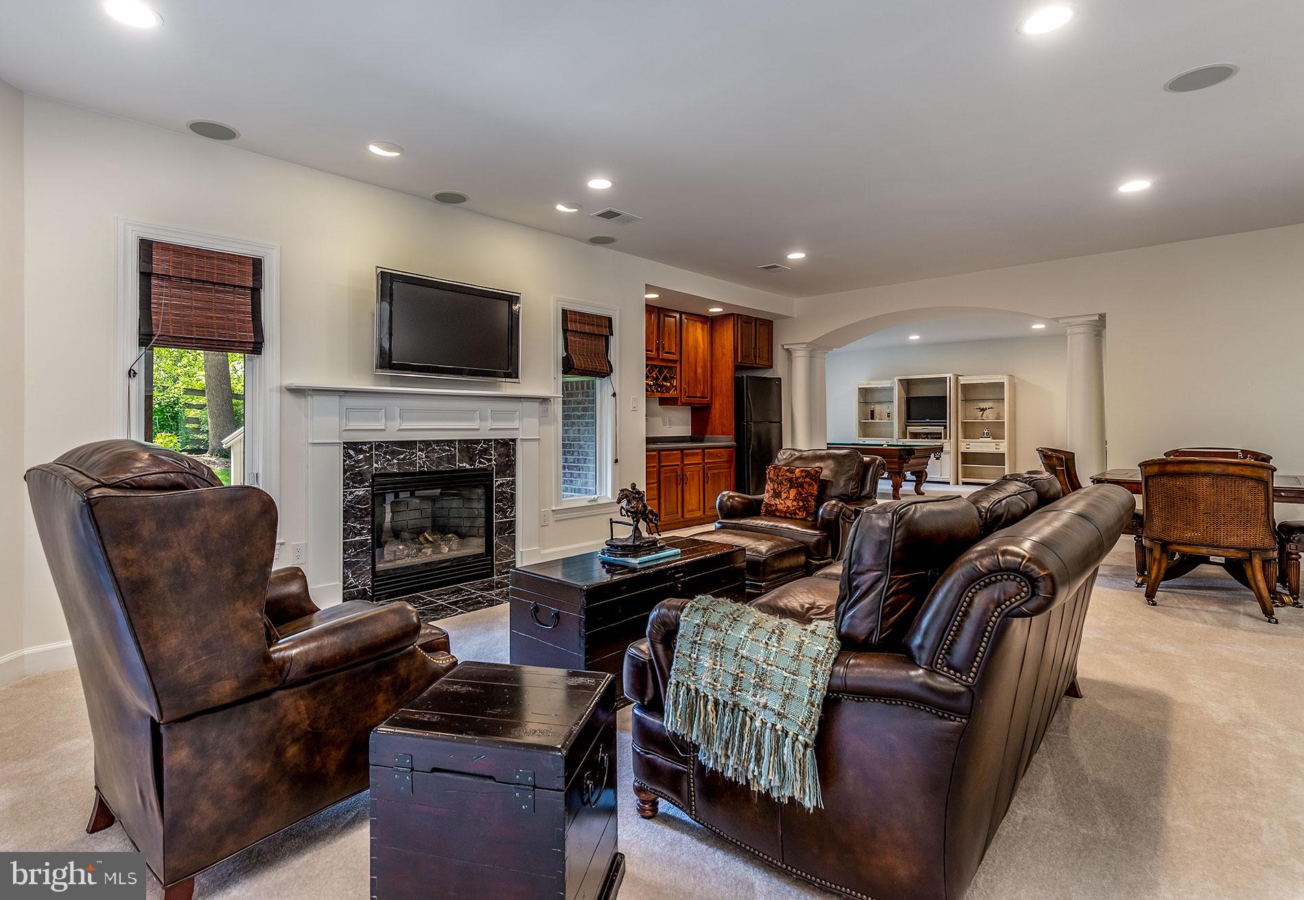 ELGIN MANOR - Residential