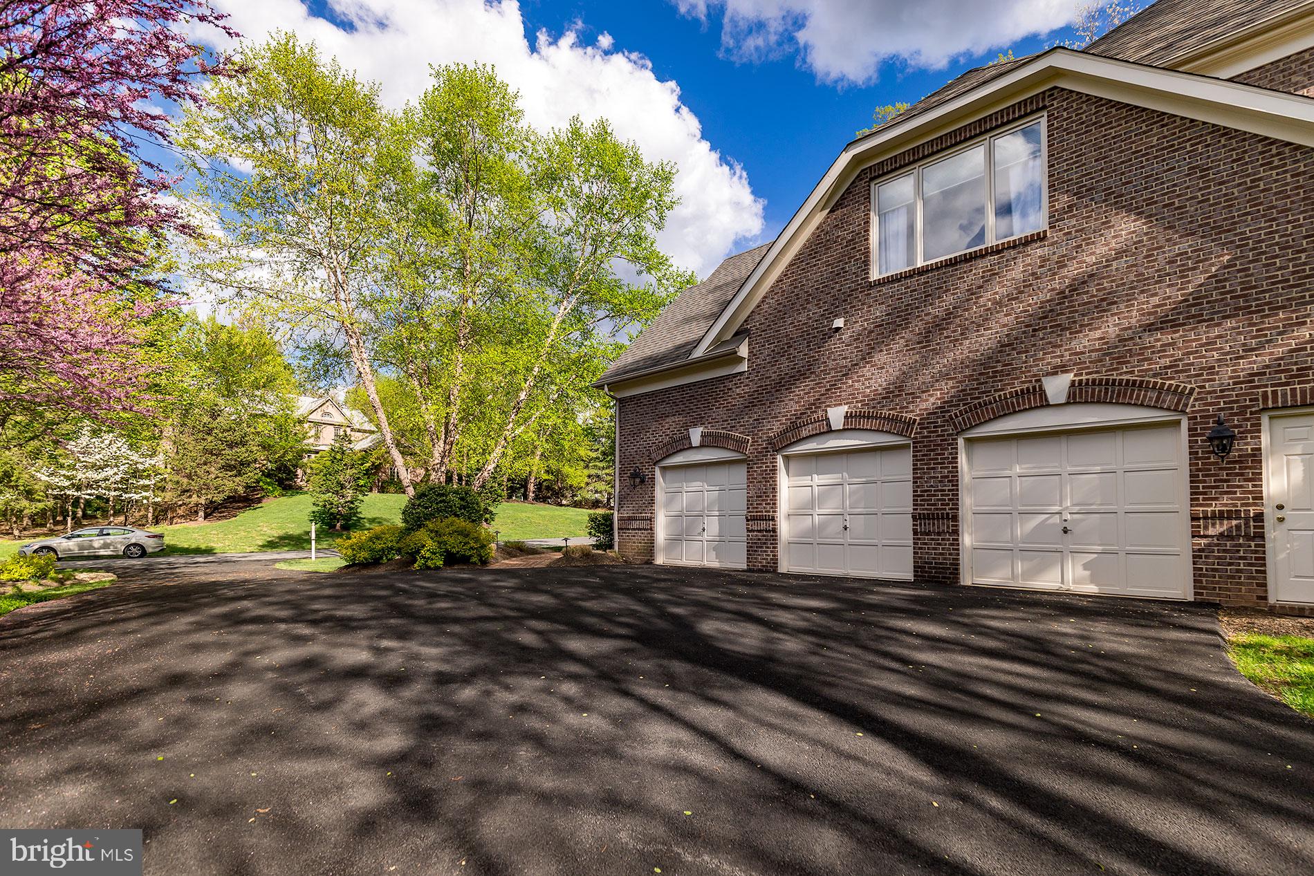 ELGIN MANOR - Residential