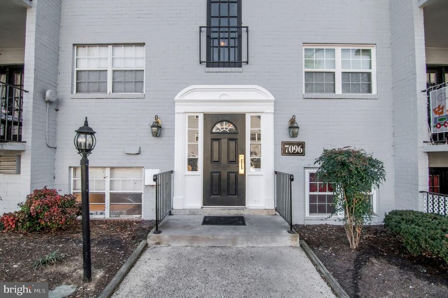 TOTALLY RENOVATED!
2 bedroom 1 ba unit now available!  Spacious floorplan, ALL new appliances, fixtures, flooring, etc.  Generous sized bedrooms with ample closet space, plenty of natural lighting, assigned parking and conveniently located near dining, shops and entertainment.  Steps away from public transportation, 395, 95 and 495!

Call today to schedule a showing!