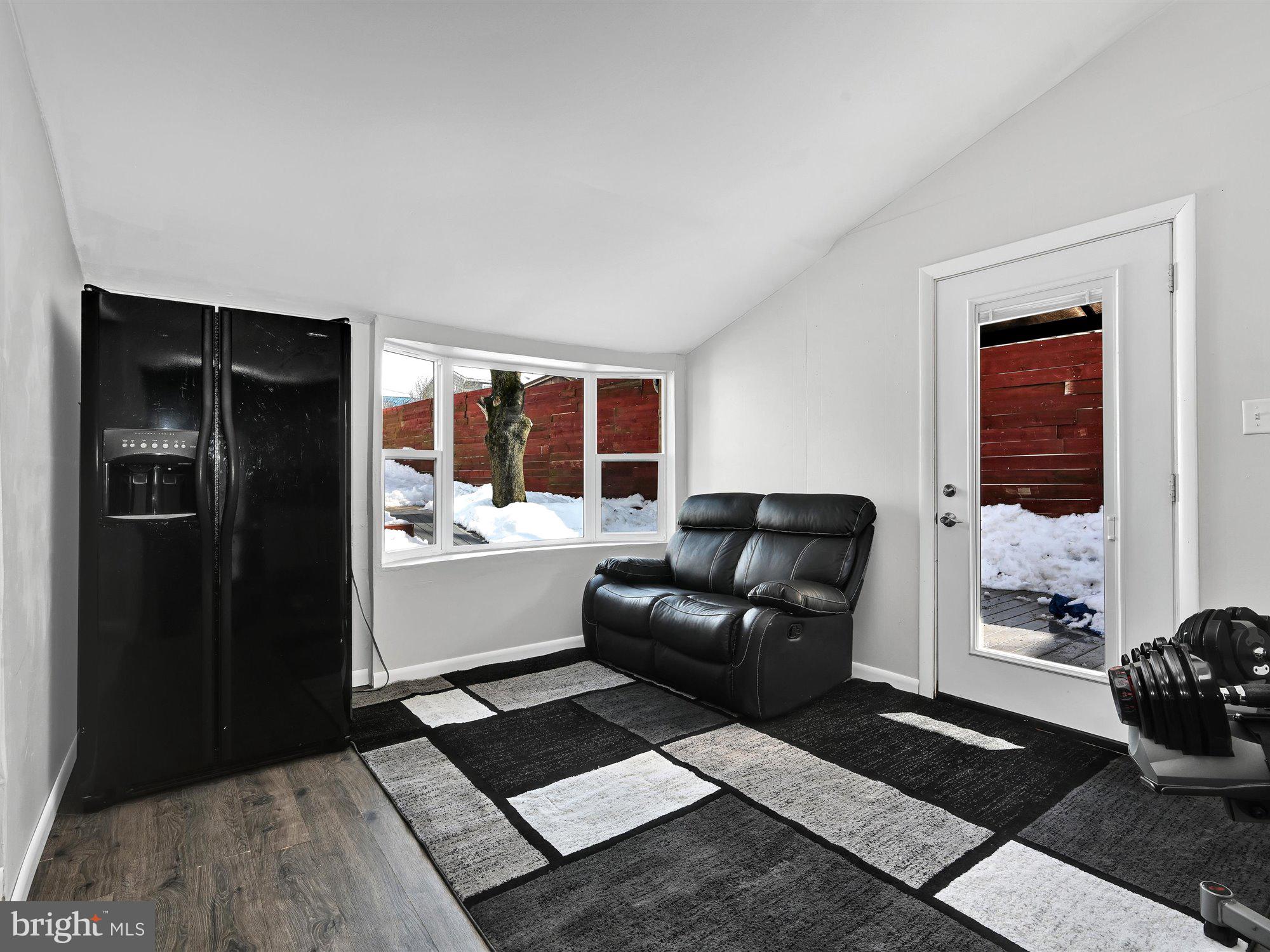 MOUNT JOY - Residential