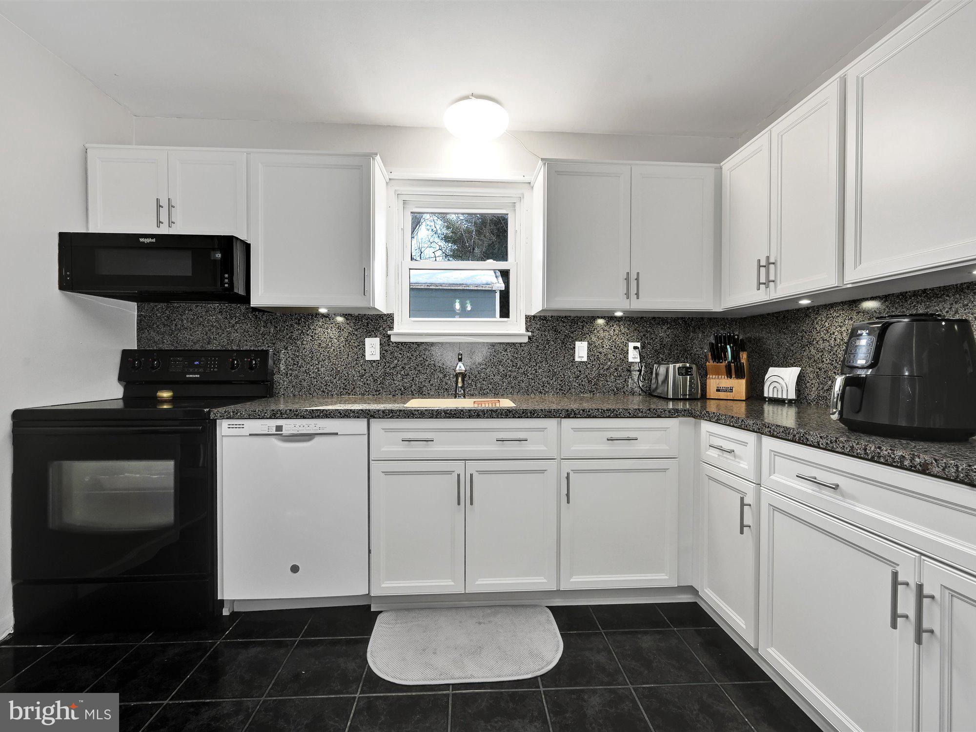 MOUNT JOY - Residential