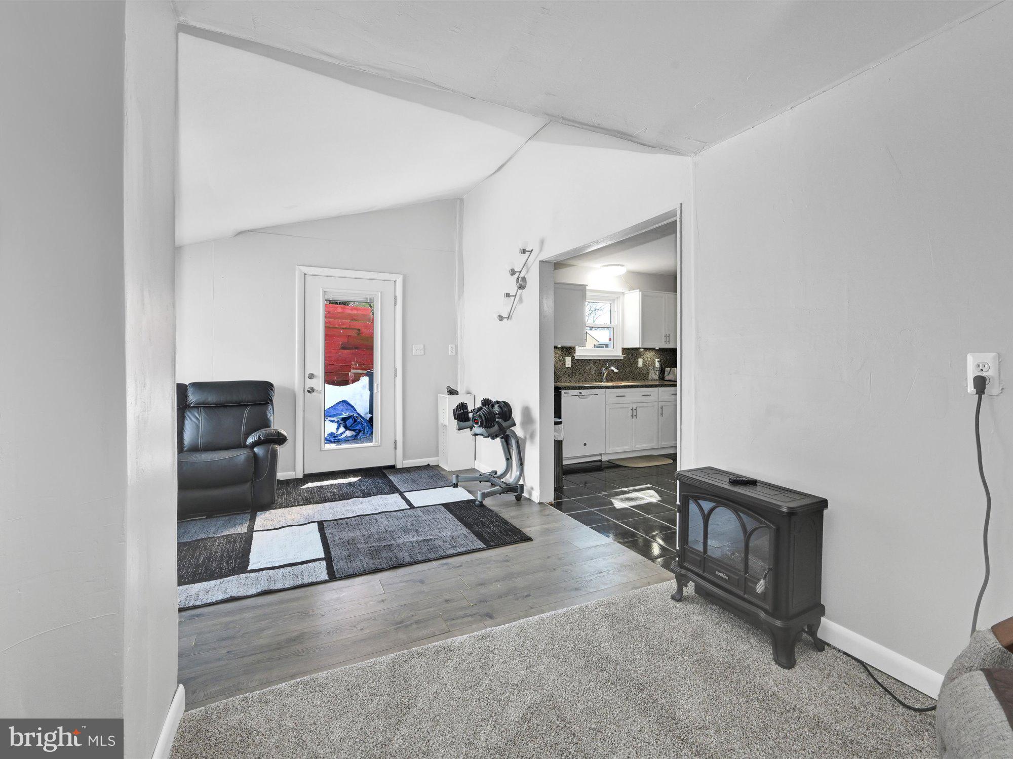 MOUNT JOY - Residential