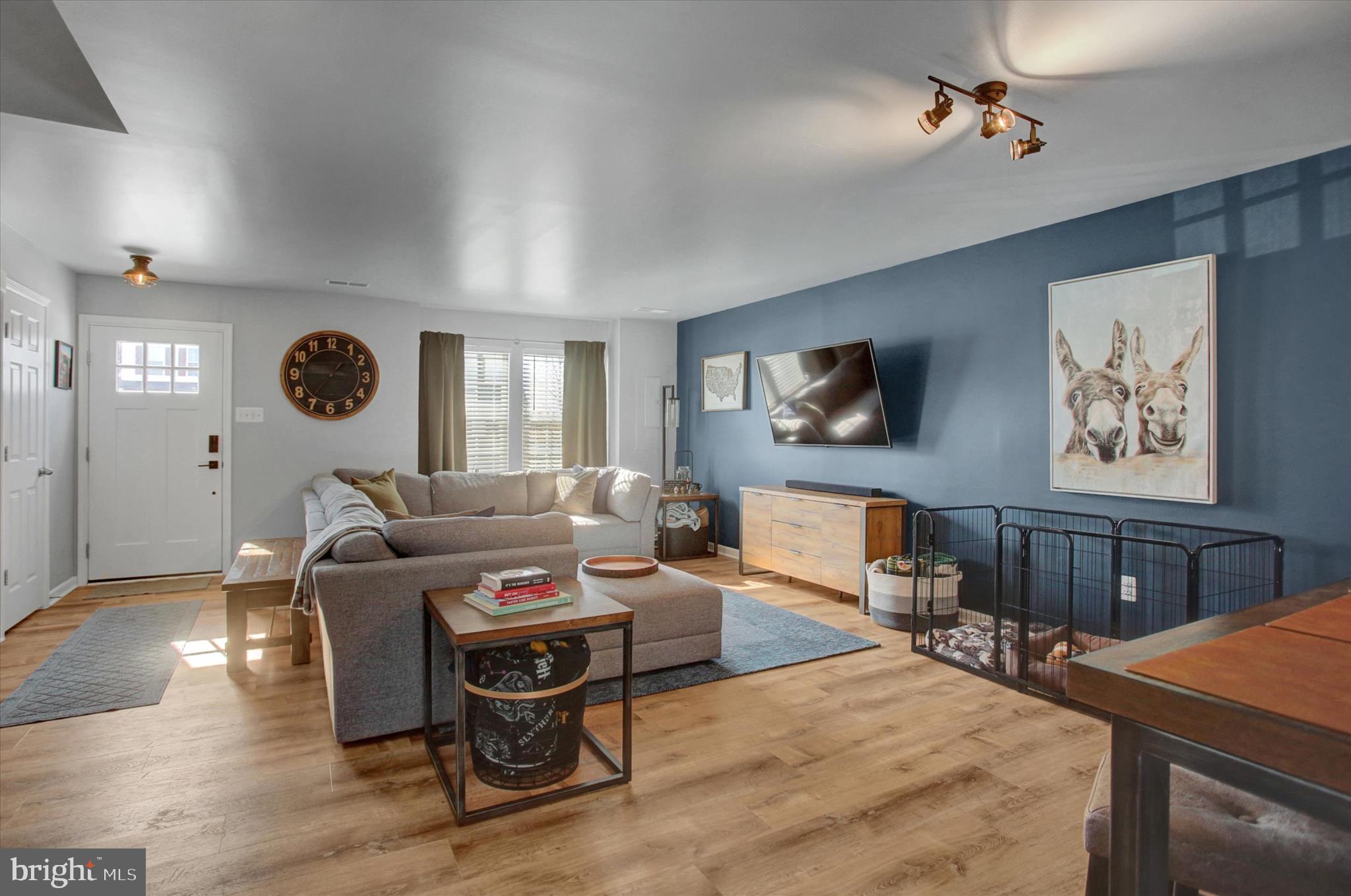 ROLLING HILLS - Residential