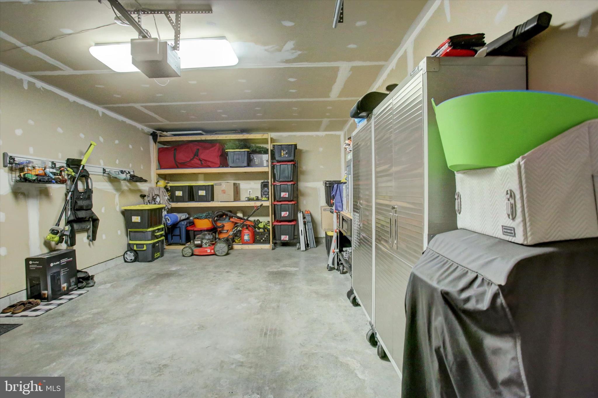 ROLLING HILLS - Residential