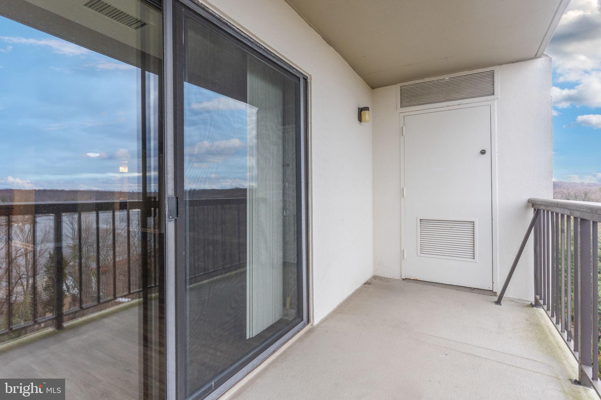 LAKESIDE PLAZA - Residential Lease