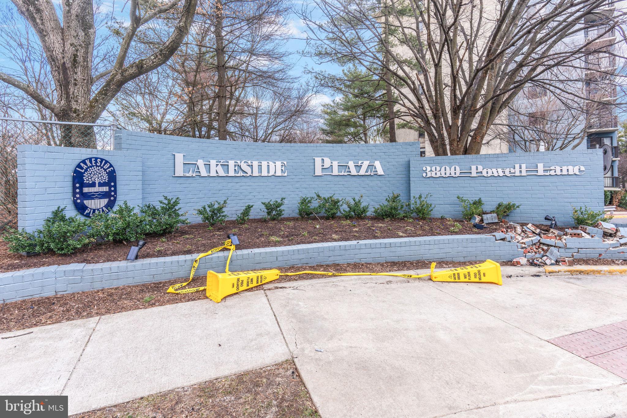 LAKESIDE PLAZA - Residential Lease