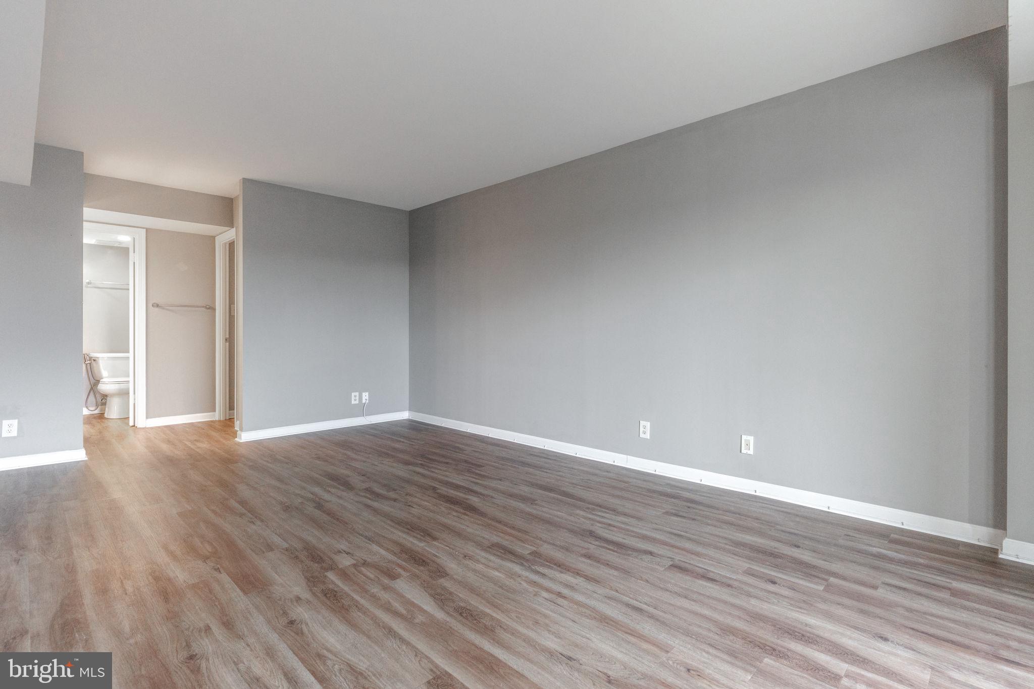 LAKESIDE PLAZA - Residential Lease