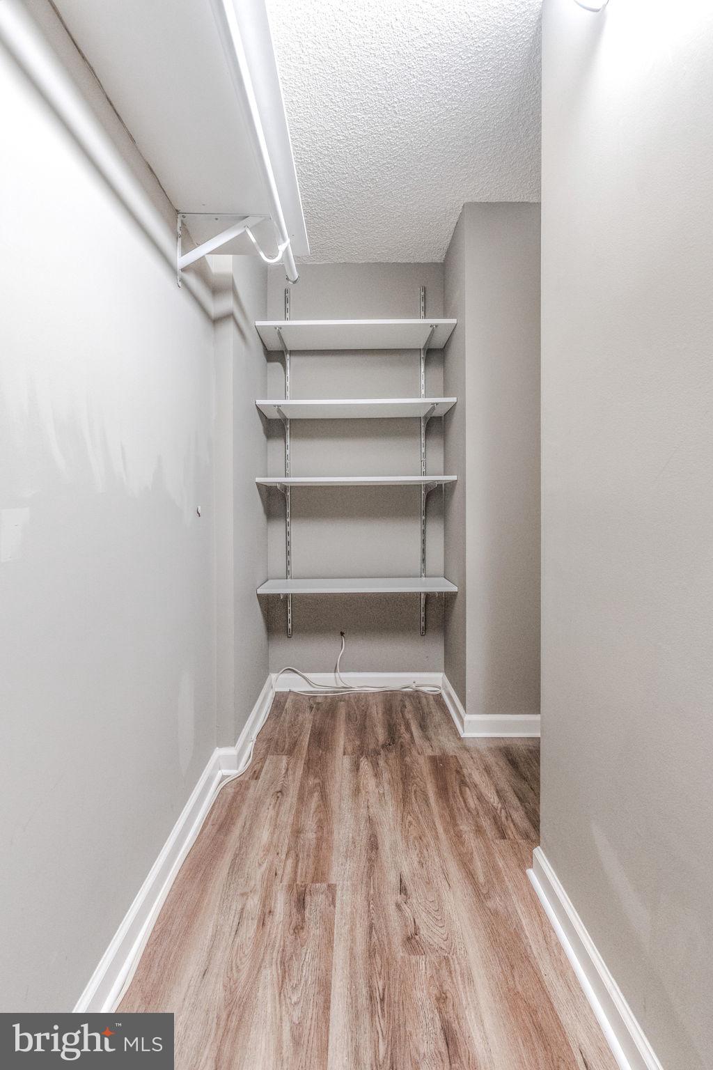 LAKESIDE PLAZA - Residential Lease