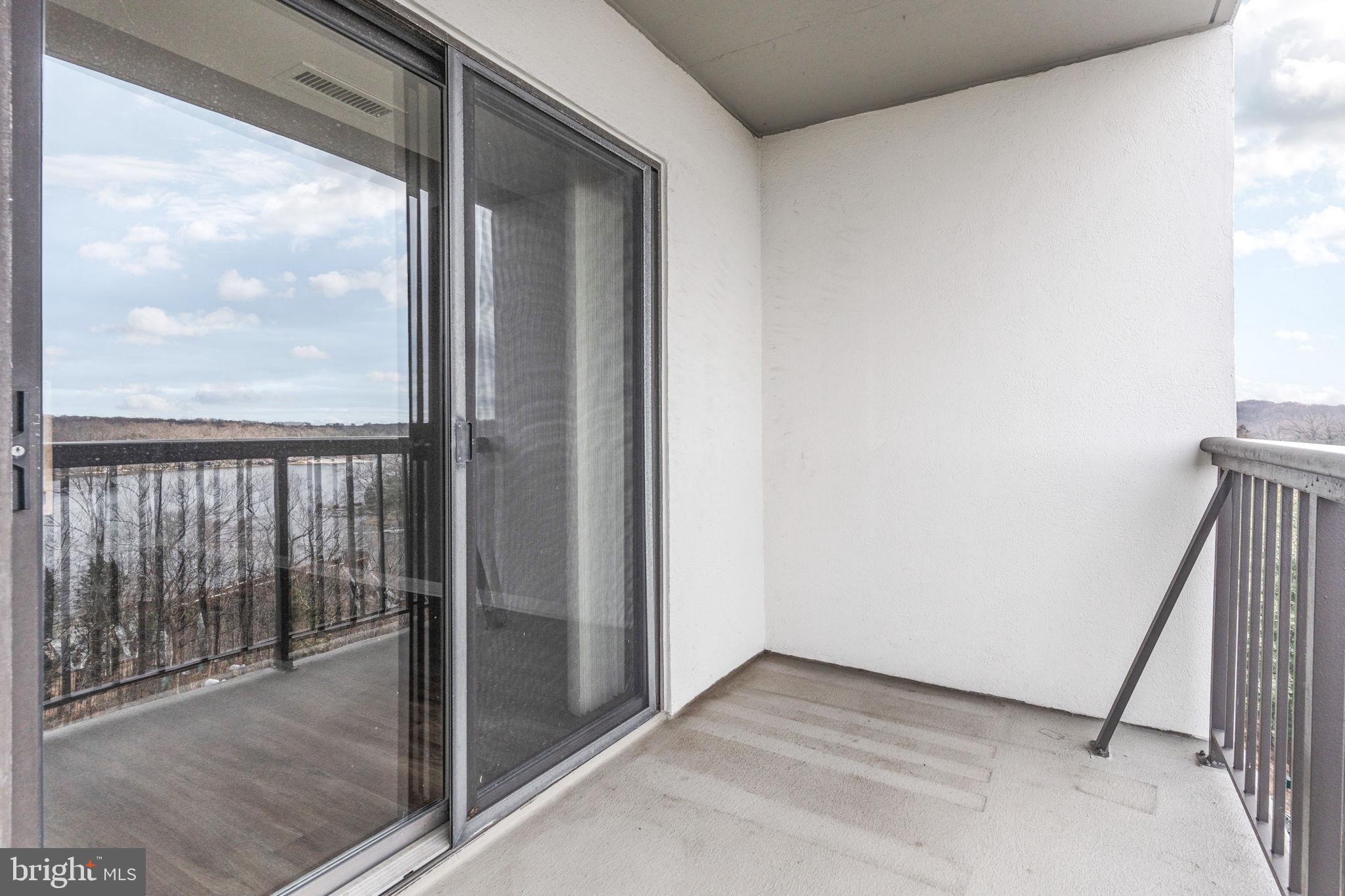 LAKESIDE PLAZA - Residential Lease