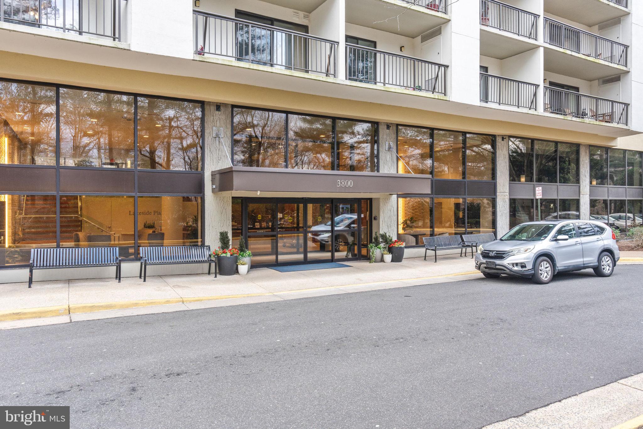 LAKESIDE PLAZA - Residential Lease