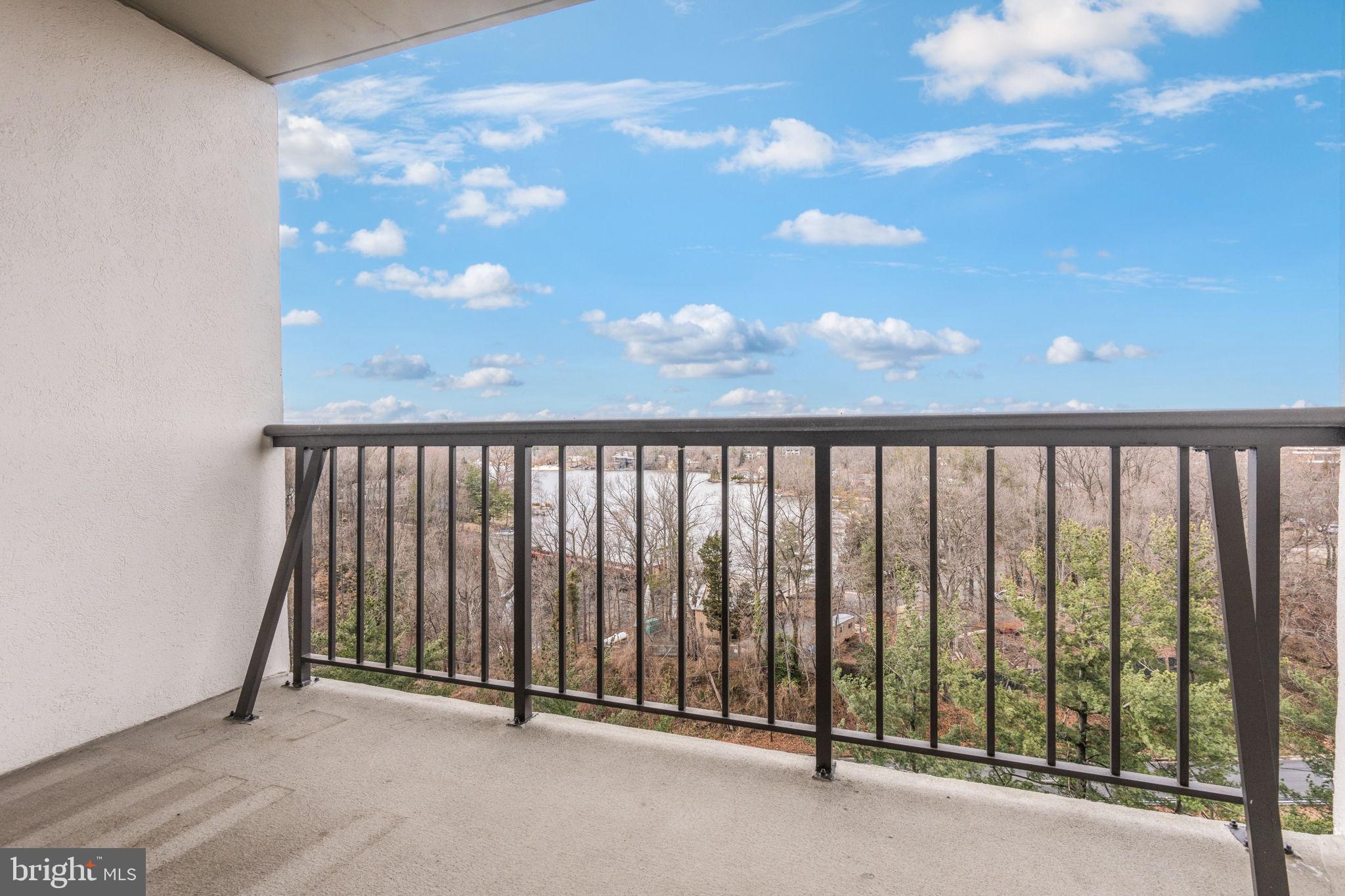 LAKESIDE PLAZA - Residential Lease