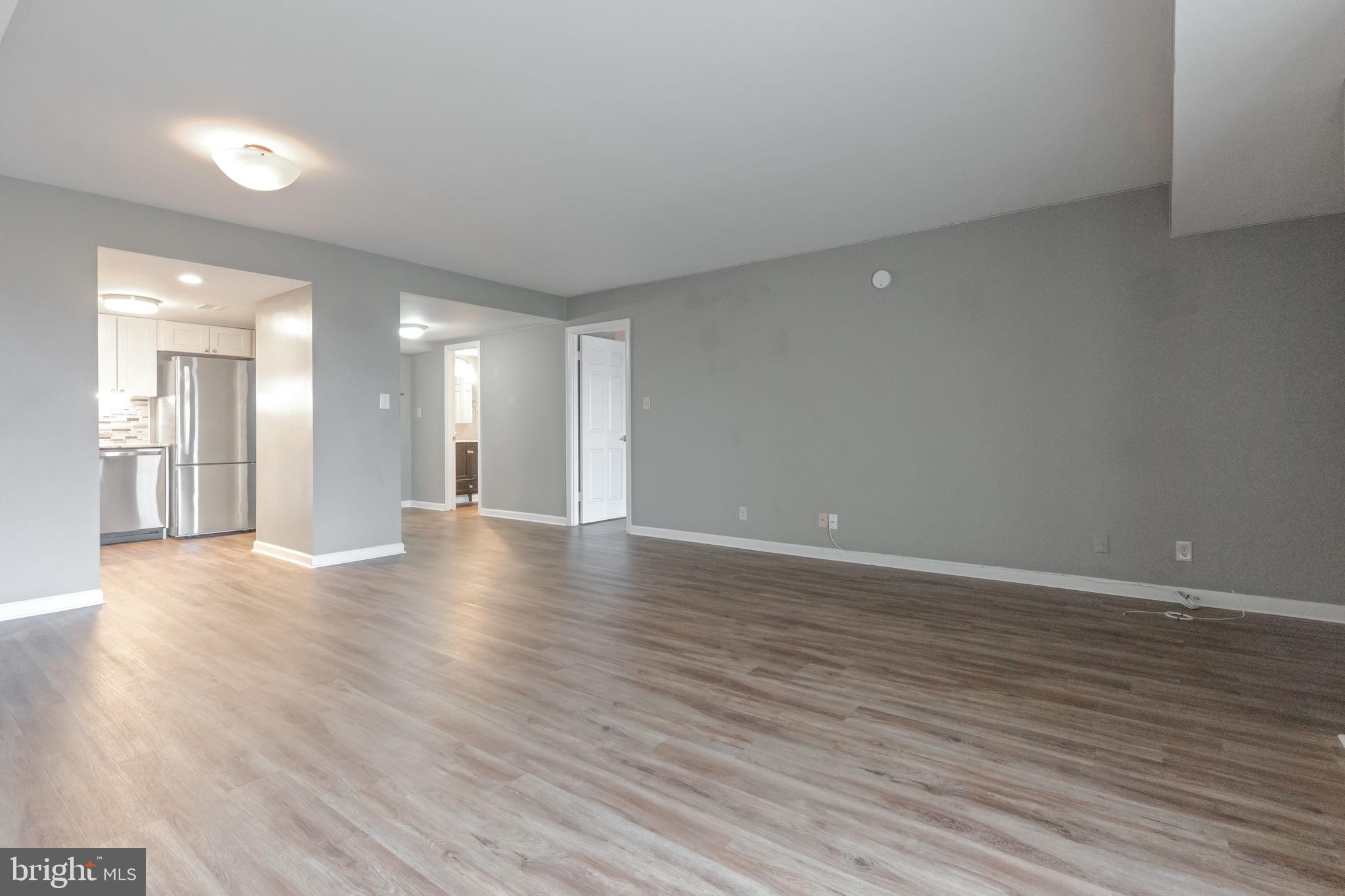 LAKESIDE PLAZA - Residential Lease