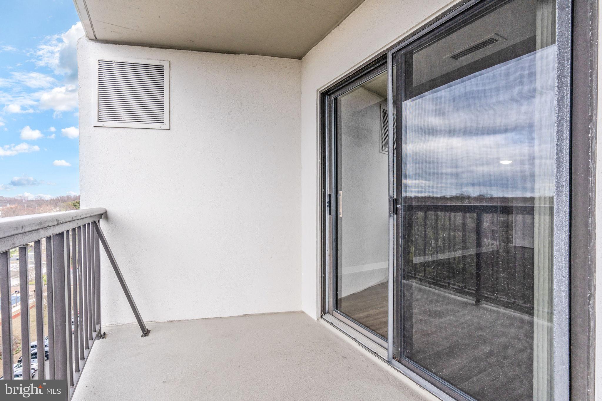 LAKESIDE PLAZA - Residential Lease