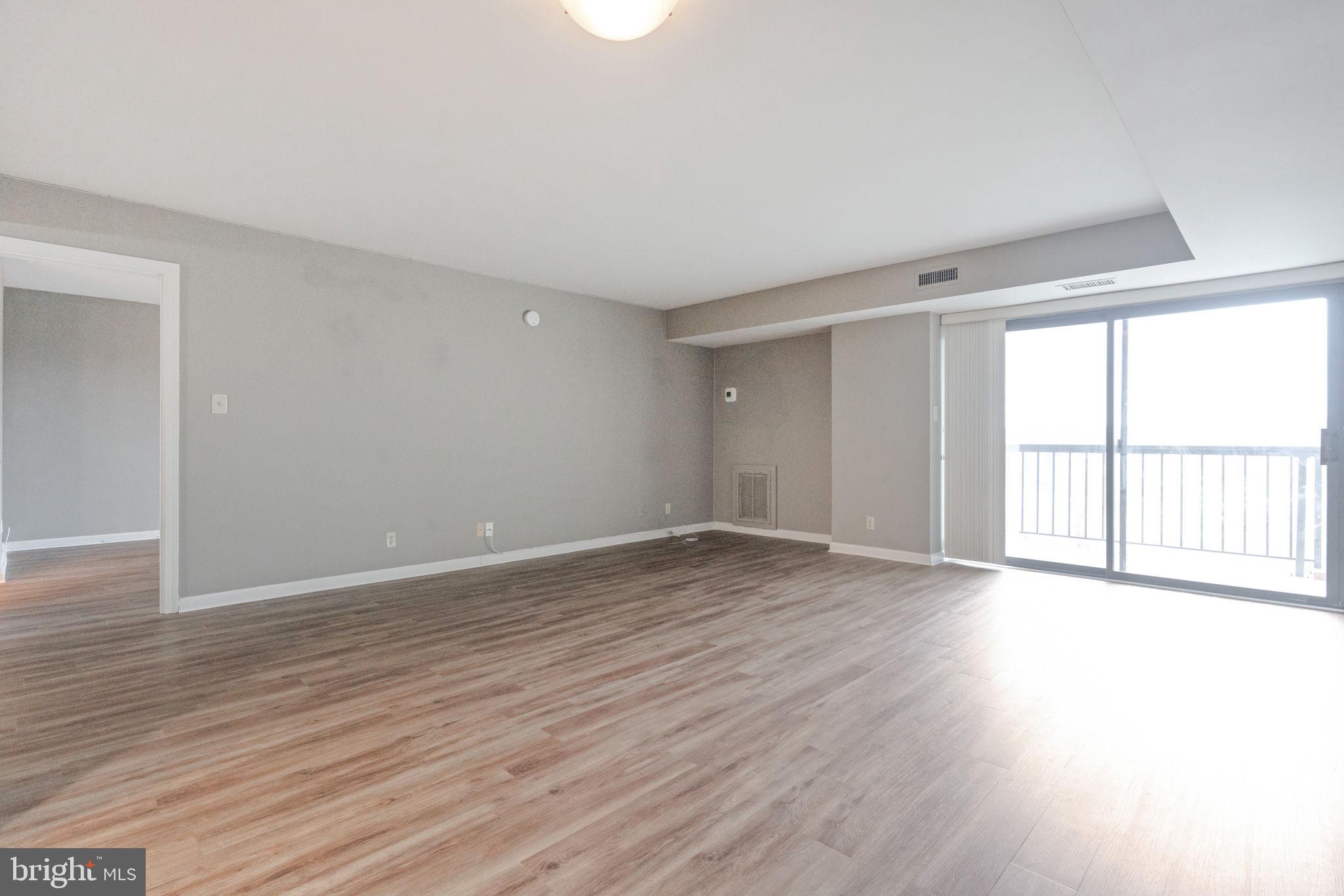 LAKESIDE PLAZA - Residential Lease