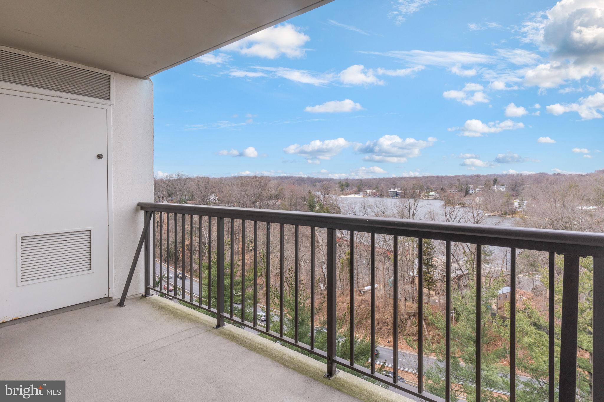 LAKESIDE PLAZA - Residential Lease