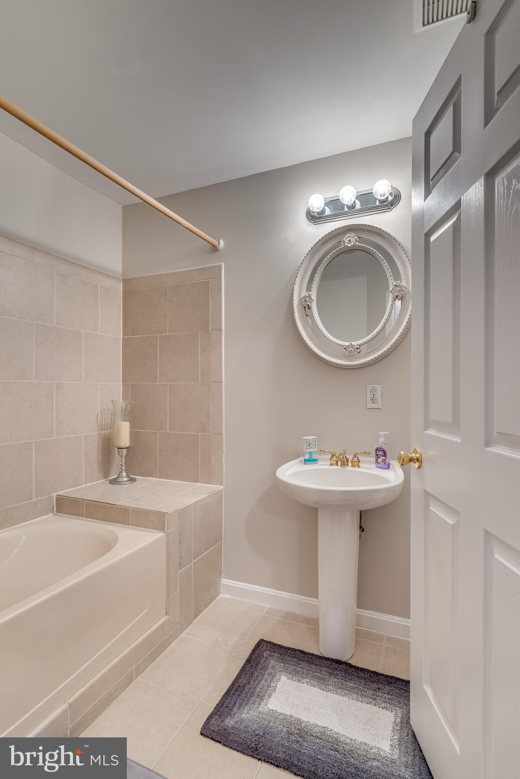 COUNTY GREEN - Residential Lease