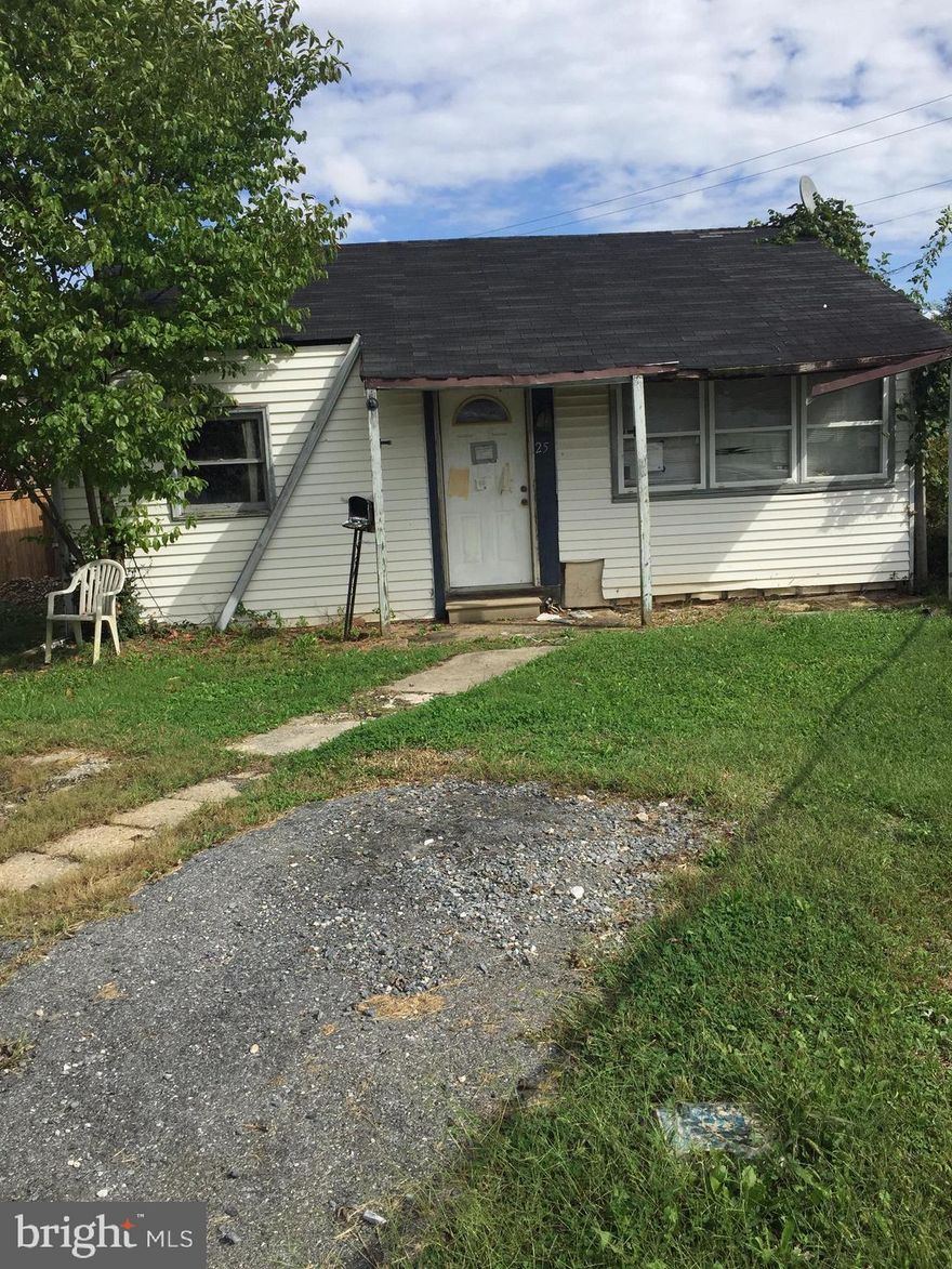 Great investment for investor, It wont last long, home located in the most desirable neighborhood close to many shopping center and great schools. Buyer pays all transfer, rec and closing costs per trustees contract. Cash, Hard money and private finance ONLY. // BACK ON THE MARKET, MOTIVATED SELLER, BRING YOUR BEST OFFER.