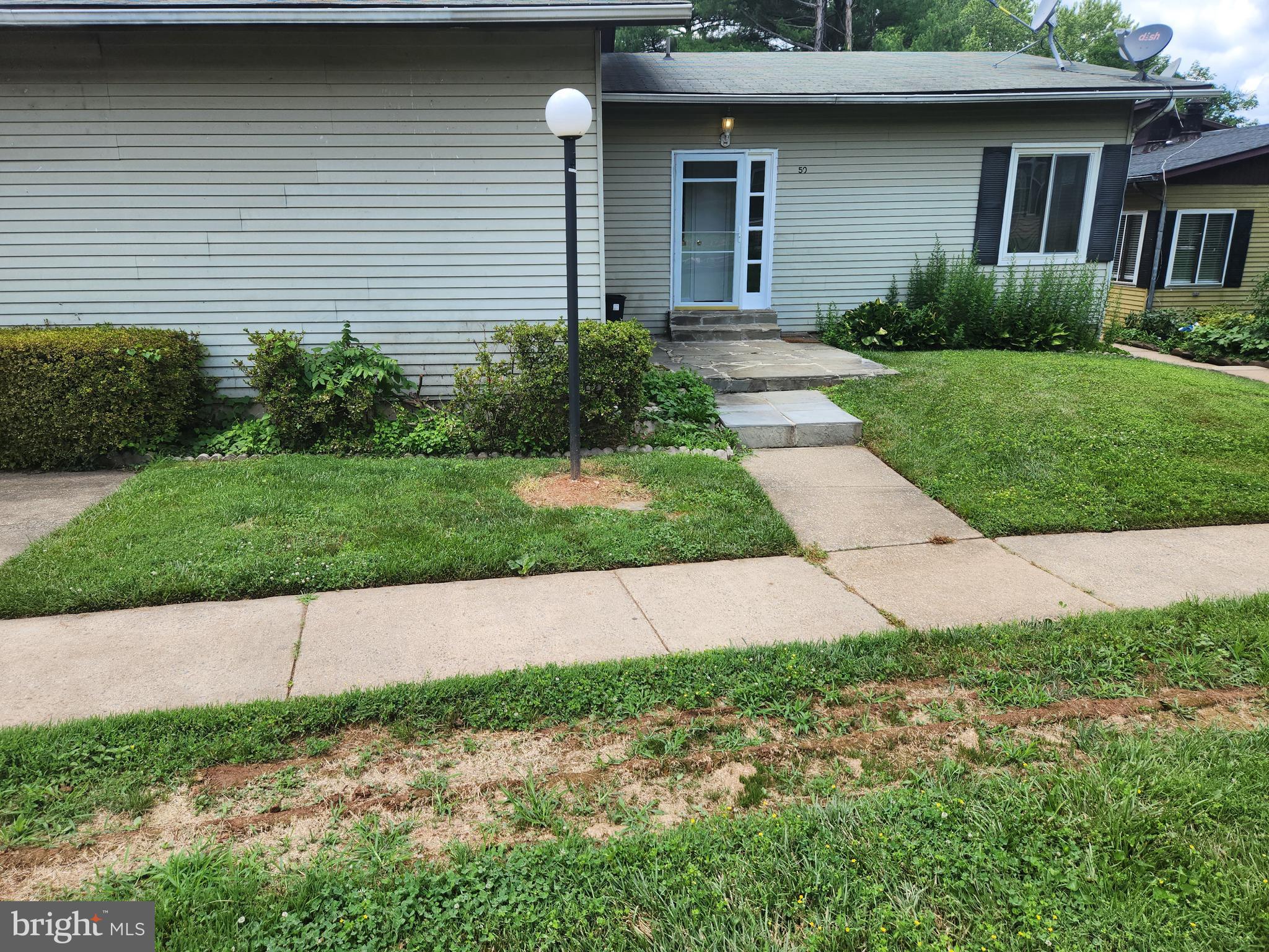 BEAUTIFUL RAMBLER WITH HUGE BASEMENT.IT ALMOST FEELS LIKE A SINGLE FAMILY HOME.NEWW CARPET AND FRESHLY PAINTED.CONVENIENTLY LOCATED ON BUS ROUTE AND NOT FAR FROM SHADY GROVE METRO