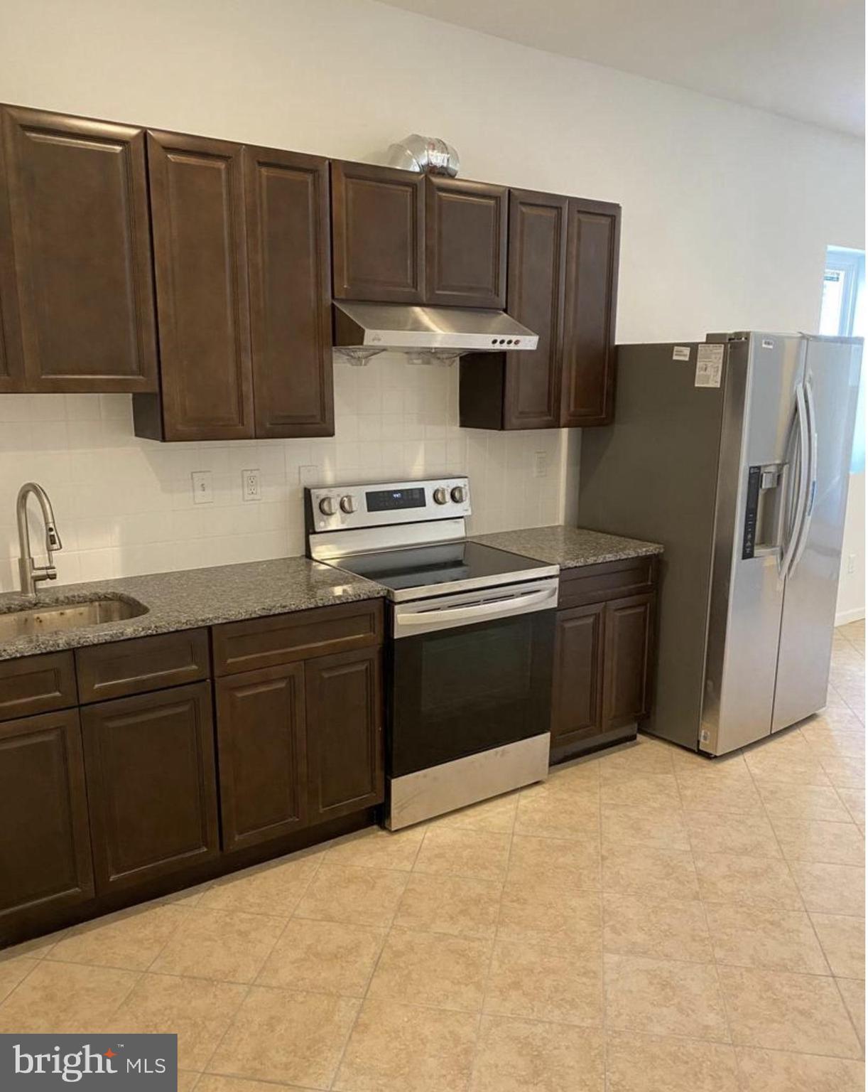 1913 W DIAMOND STREET