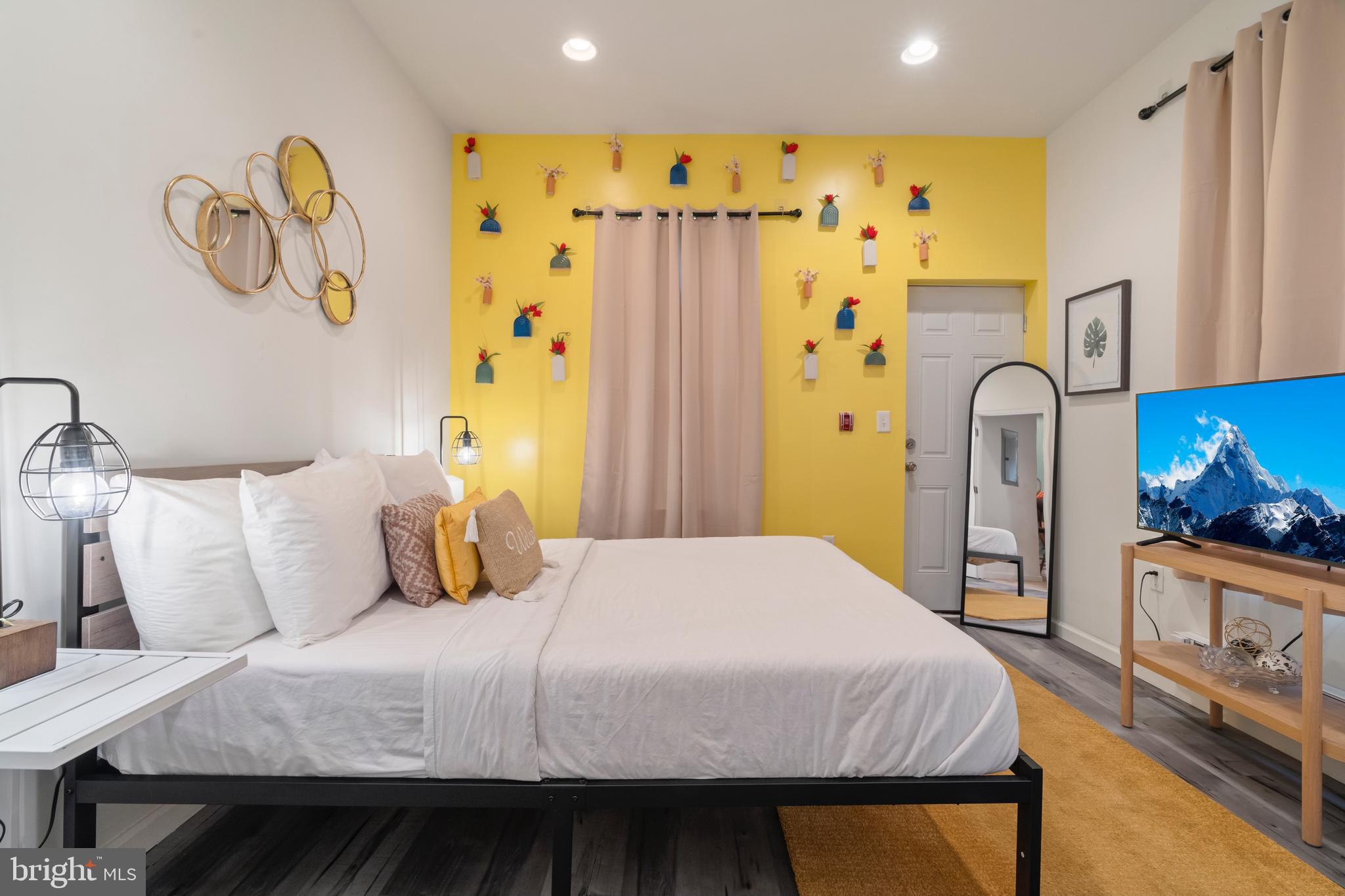 1913 W DIAMOND STREET