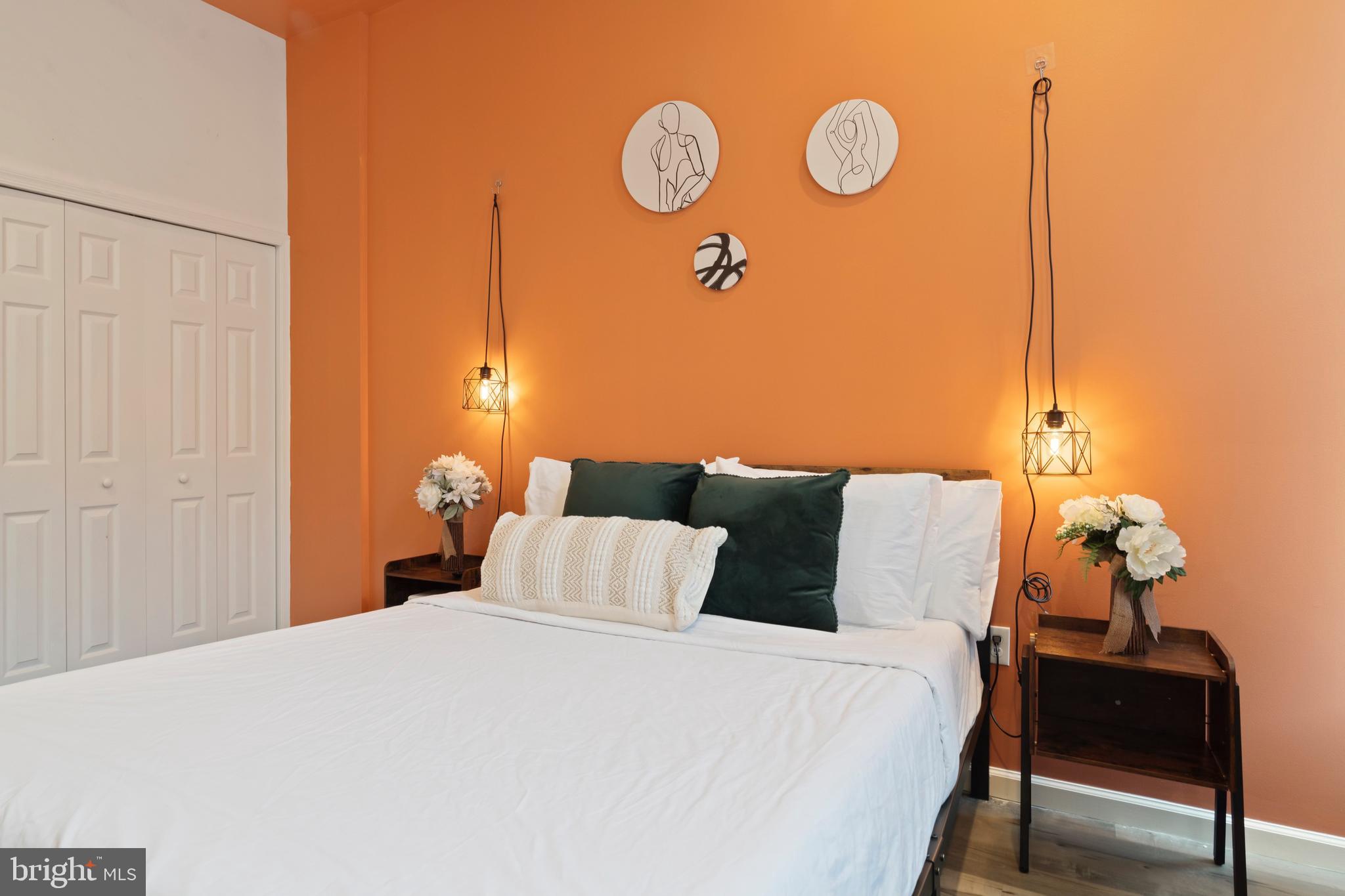 1913 W DIAMOND STREET