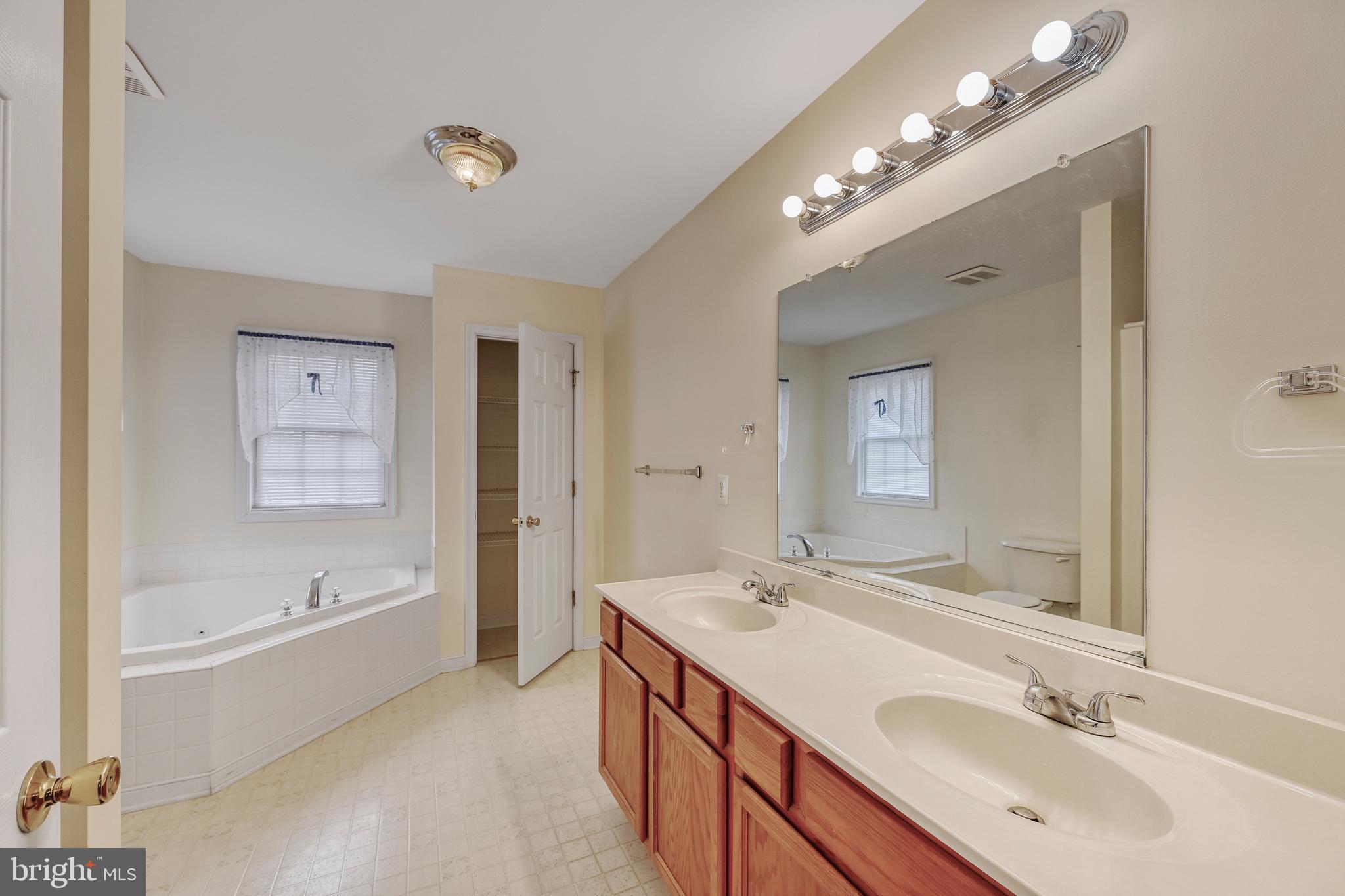 LAKE CAROLINE - Residential