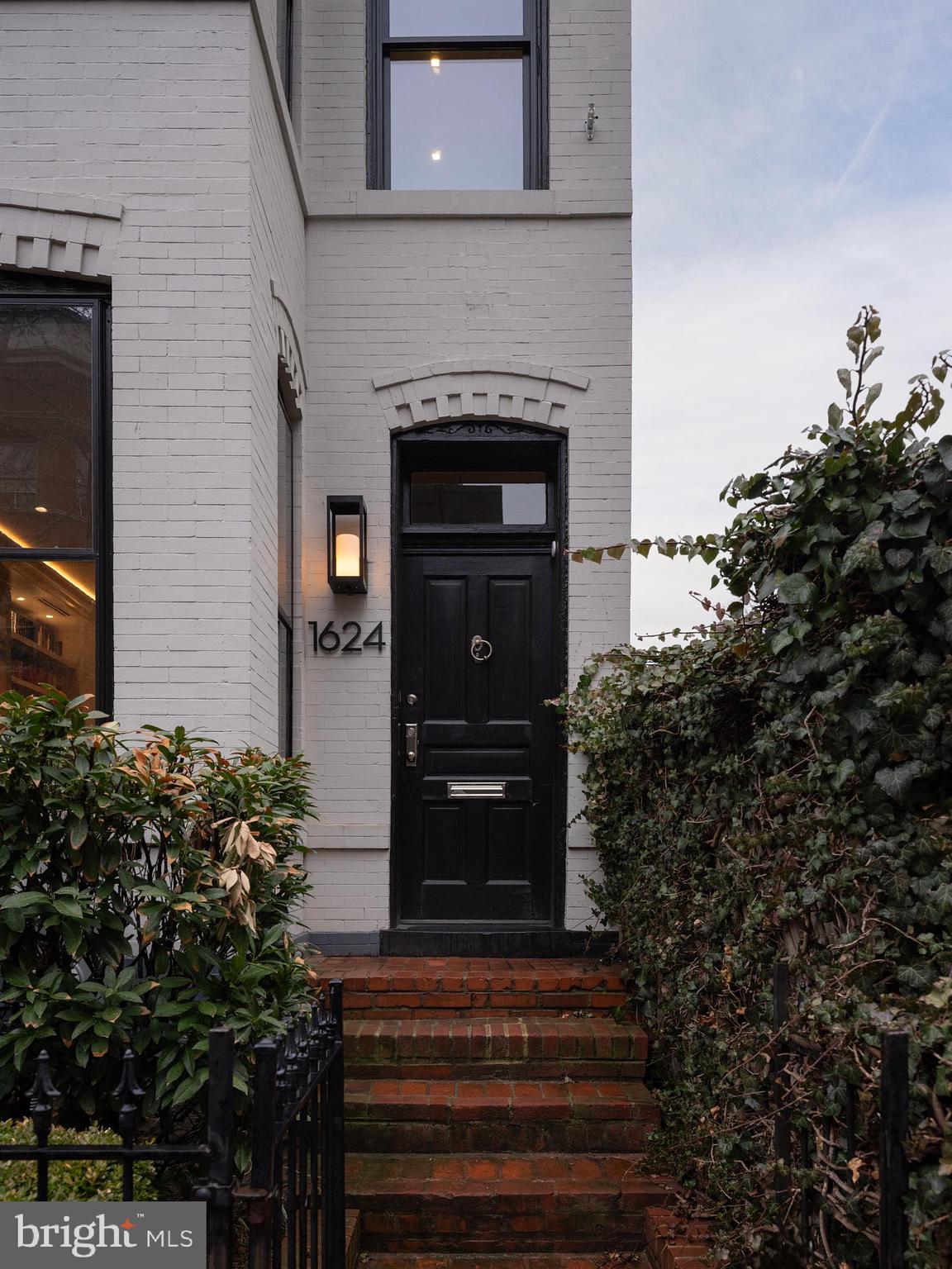1624 SWANN STREET NW