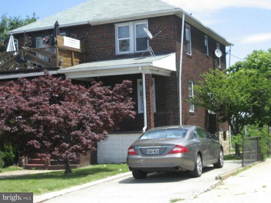 ENJOY THE COMFORT OF THIS SNUG END UNIT HOME FIRMLY BUILT AND INCLUDES DRIVEWAY PARKING, FENCED REAR YARD, COVERED FRONT PORCH, BACK PORCH,, PARTIALLY FINISHED BASEMENT AND CEILING FANS. CHECK IT OUT AND MAKE IT YOURS!!