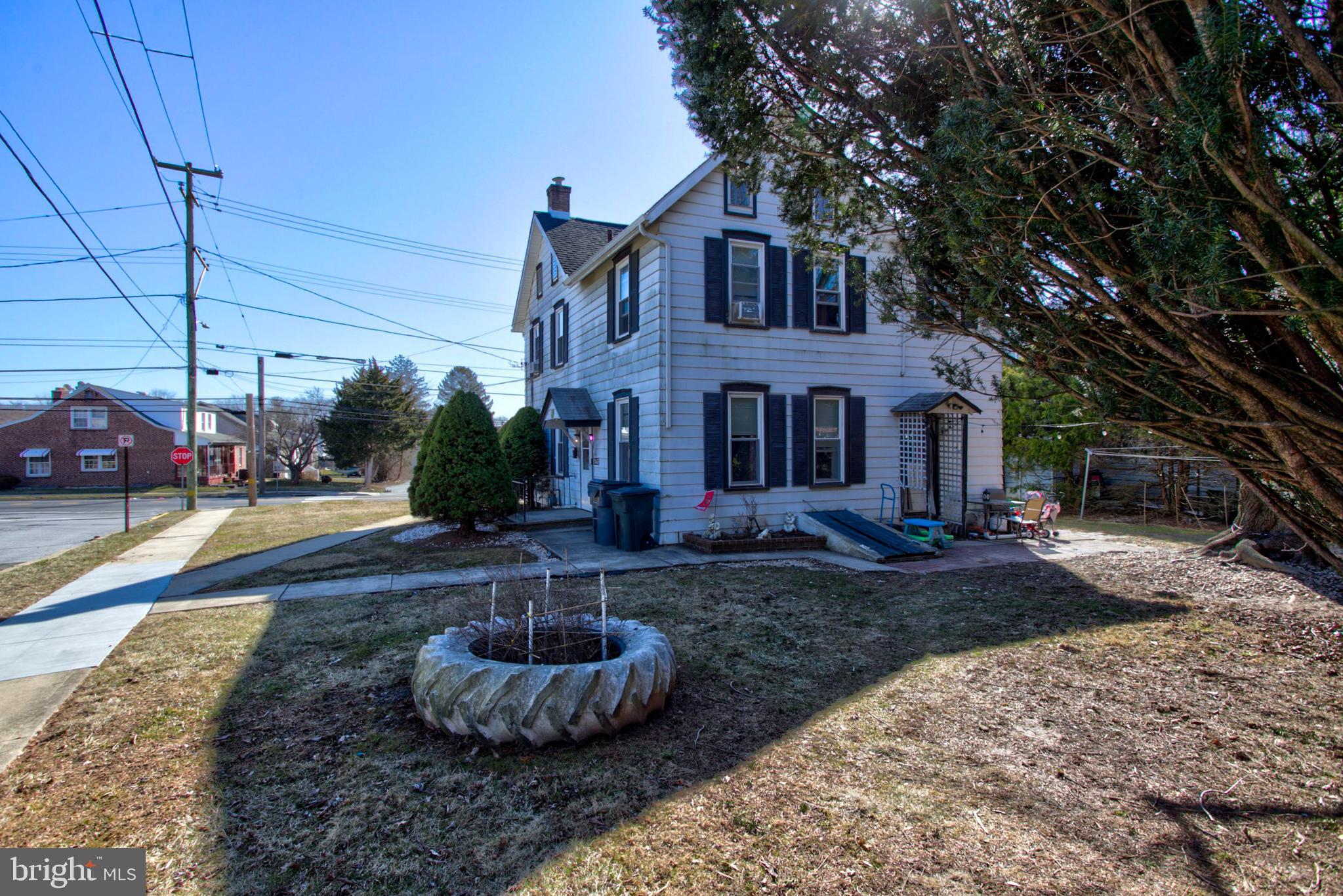 Main image without alt text