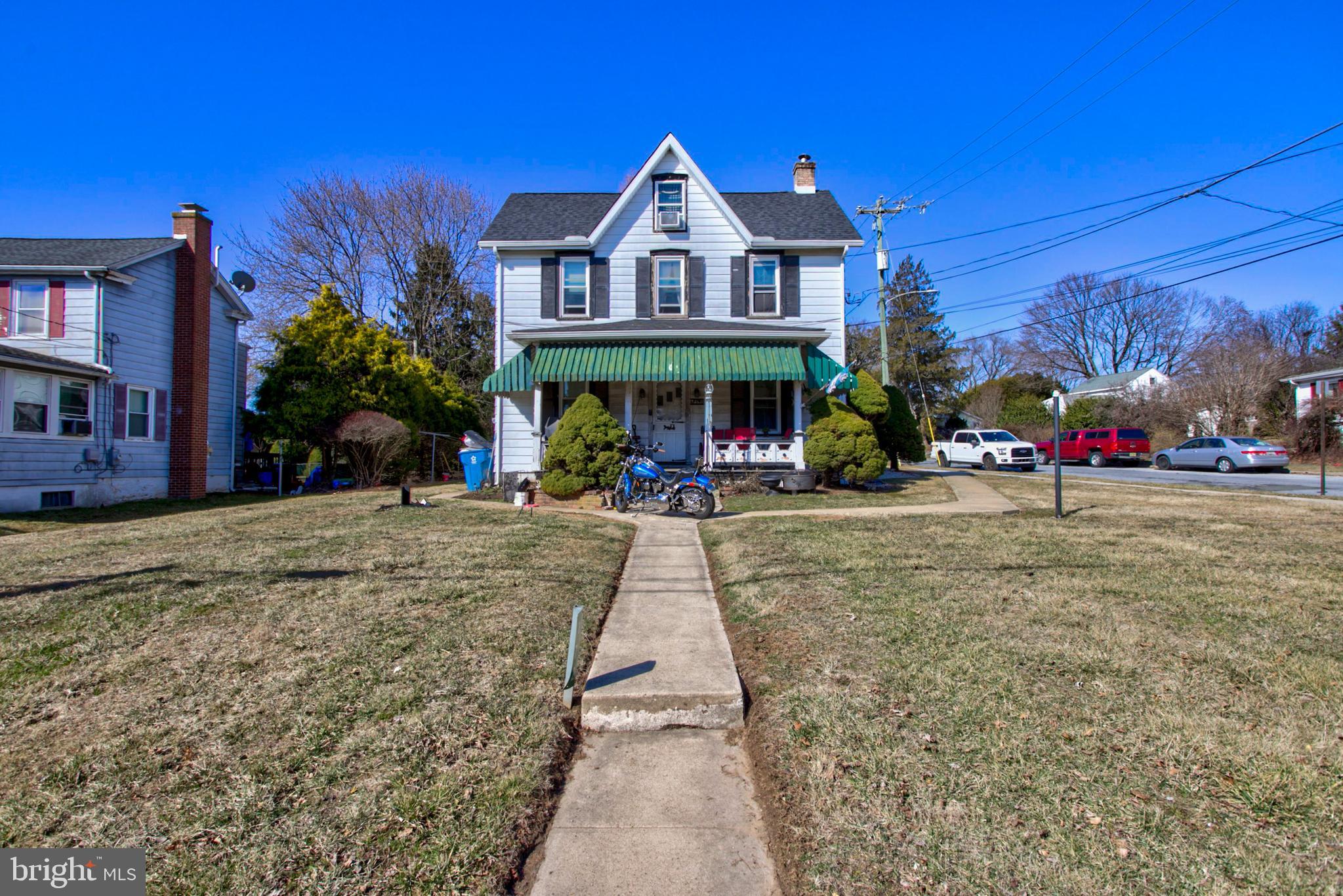 Main image without alt text