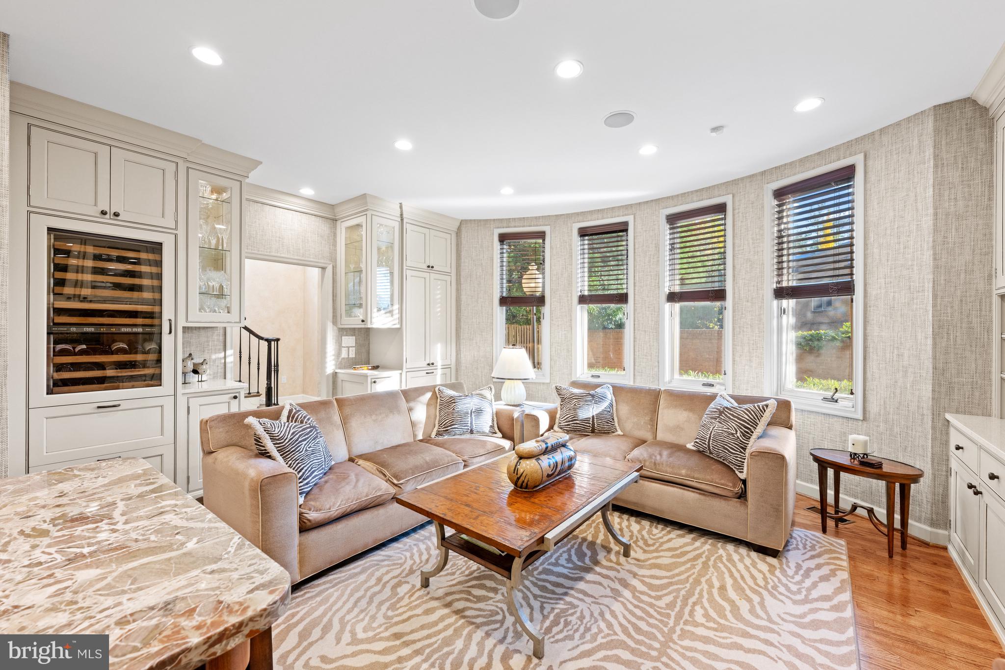 4616 FOXHALL CRESCENT NW