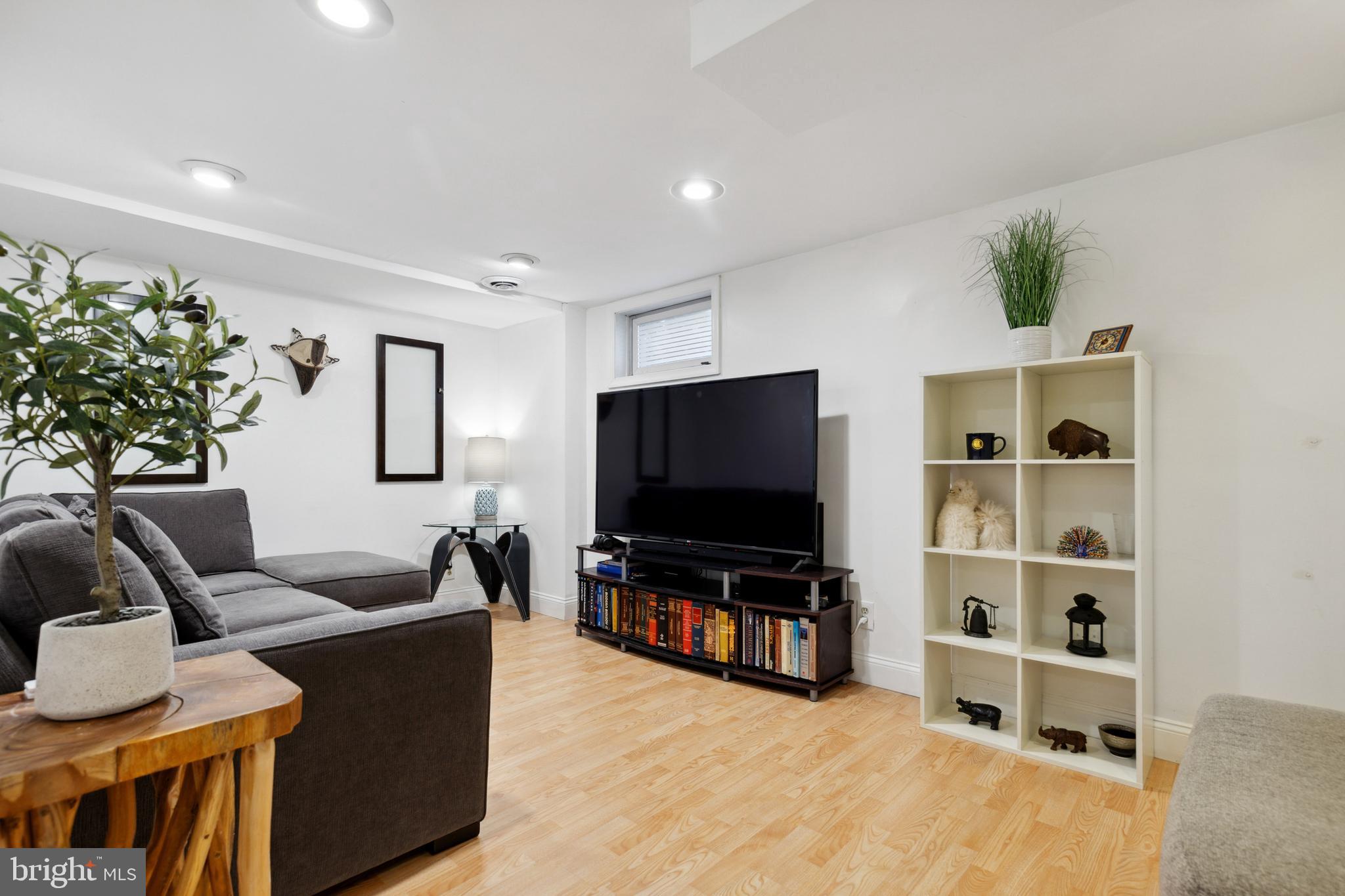 DONNA LEE GARDENS - Residential