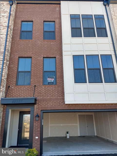 Townhouse For Rent - 42287 Crawford Terrace<br/> BRAMBLETON, VA 20148