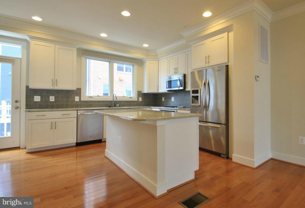 OLD TOWN COMMONS - Residential Lease